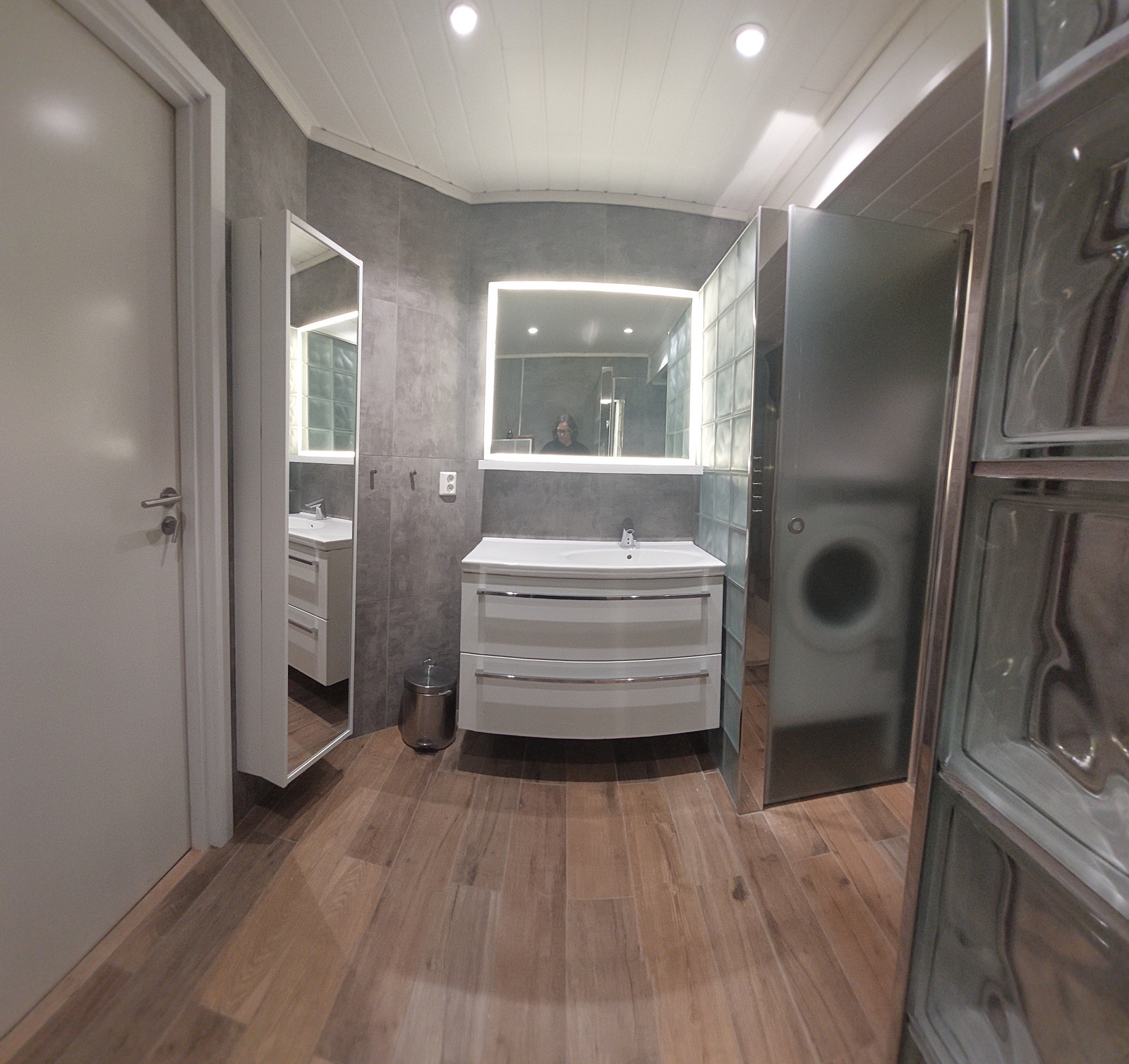 Vaskemaskin og god skapplass Galleribilde