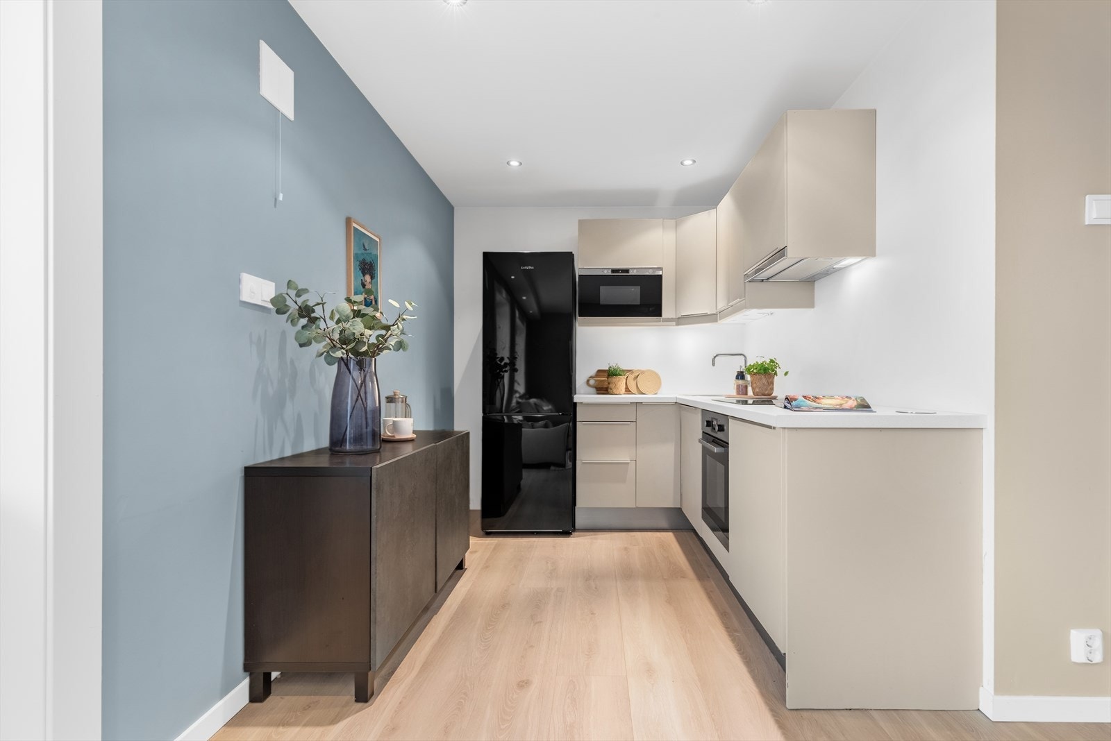 Stilrent kjøkken, ideelt for både hverdagsbruk og sosial matlaging Galleribilde