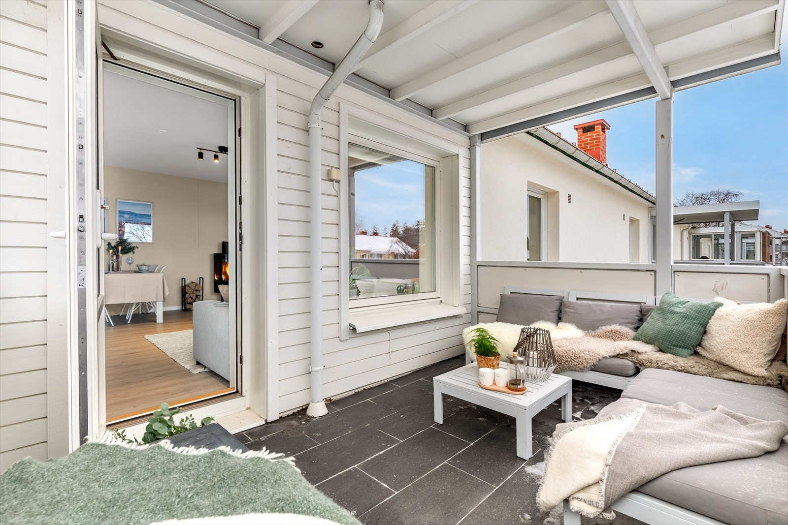 Uteplassen fungerer som en hyggelig forlengelse av stuen i sommerhalvåret Galleribilde