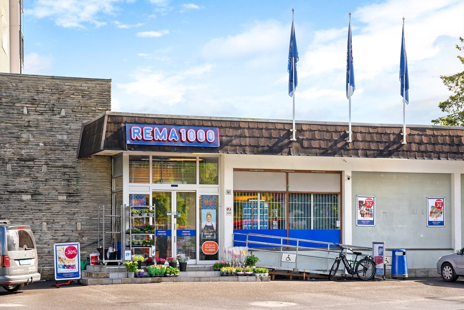 Dagligvarehandelen kan gjøres på Rema 1000, kun 2 minutters gange fra boligen Galleribilde