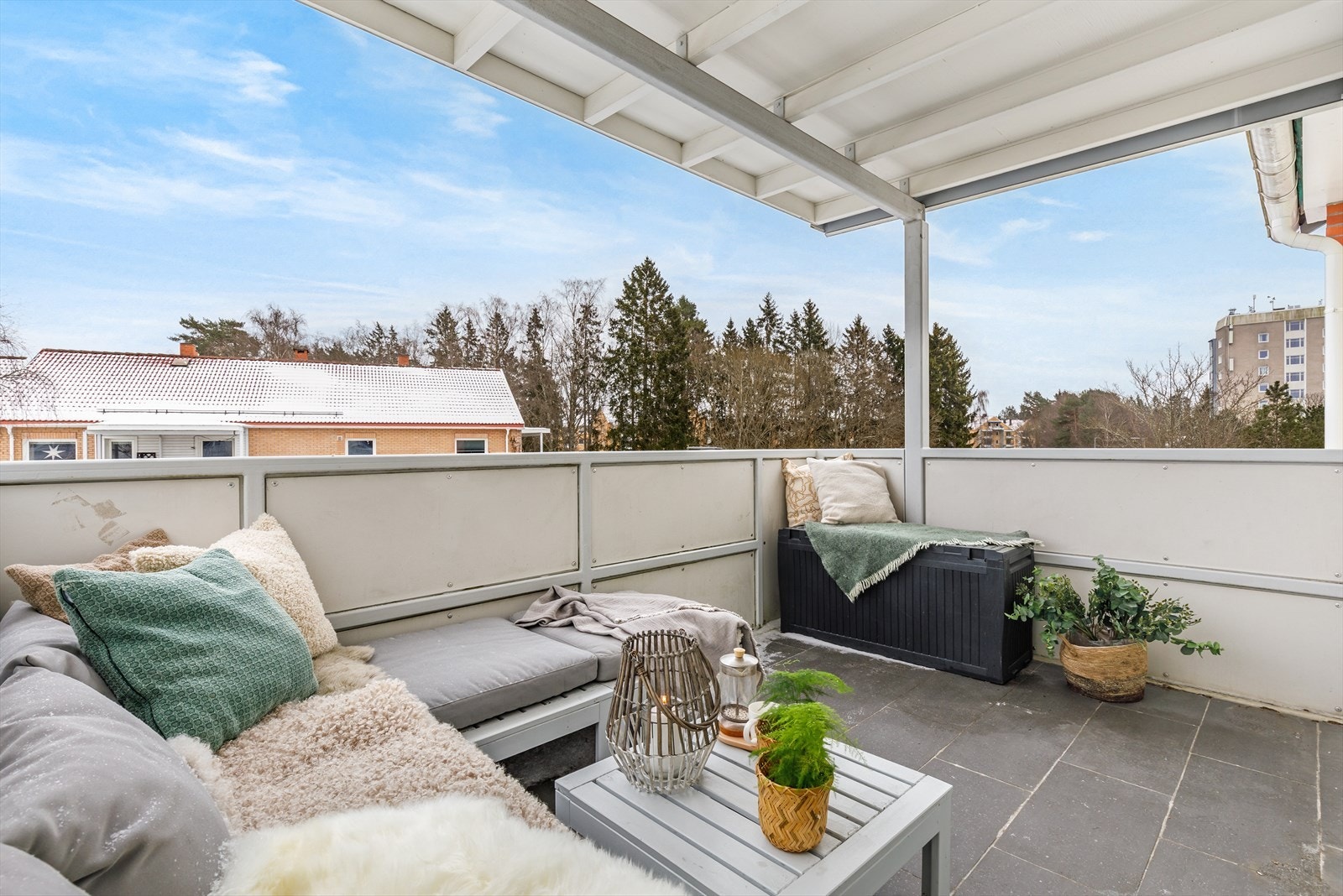 Balkongen er overbygd og det er lagt fliser på gulv Galleribilde