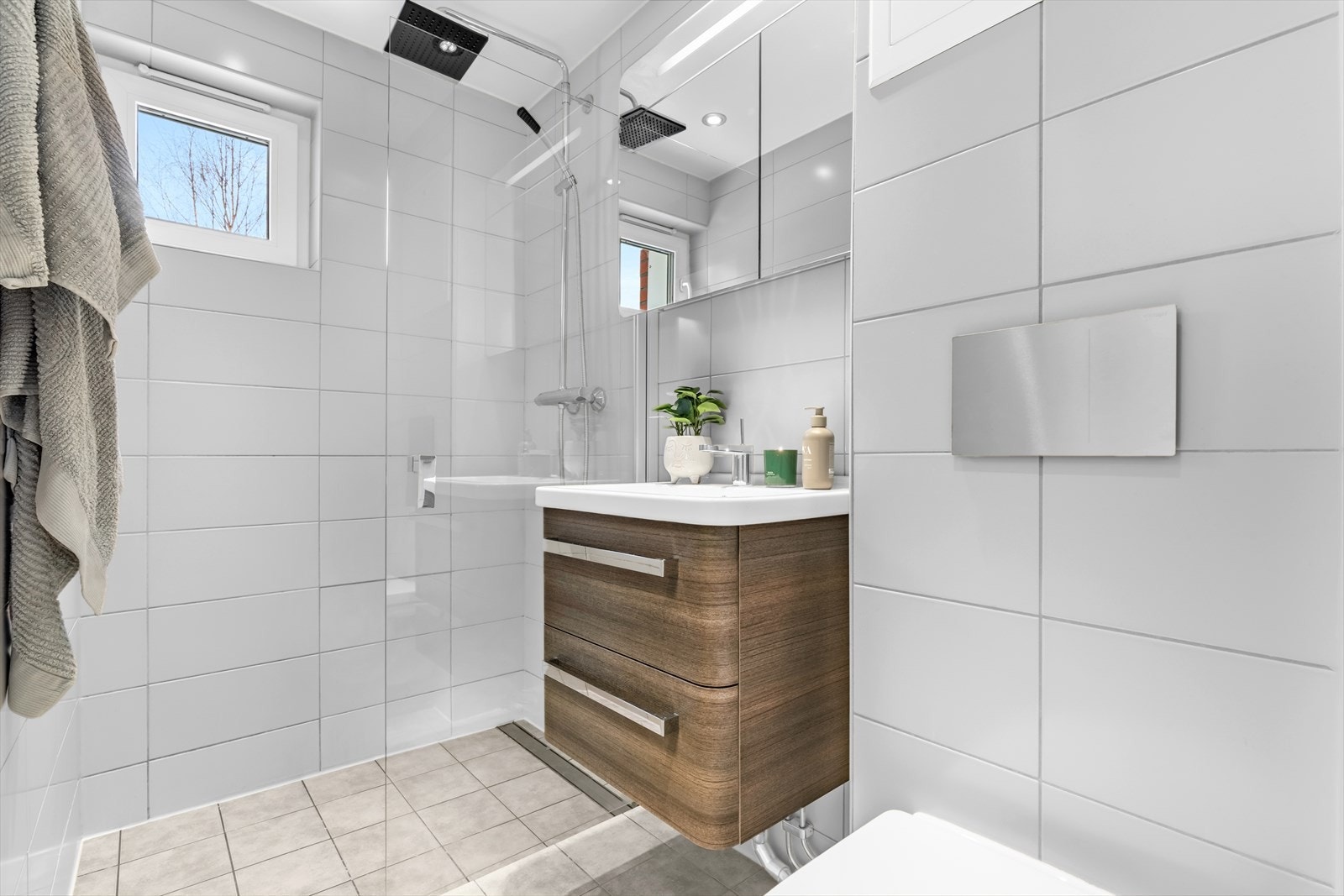 Pent og tidløst baderom med termostatstyrte varmekabler i gulv Galleribilde