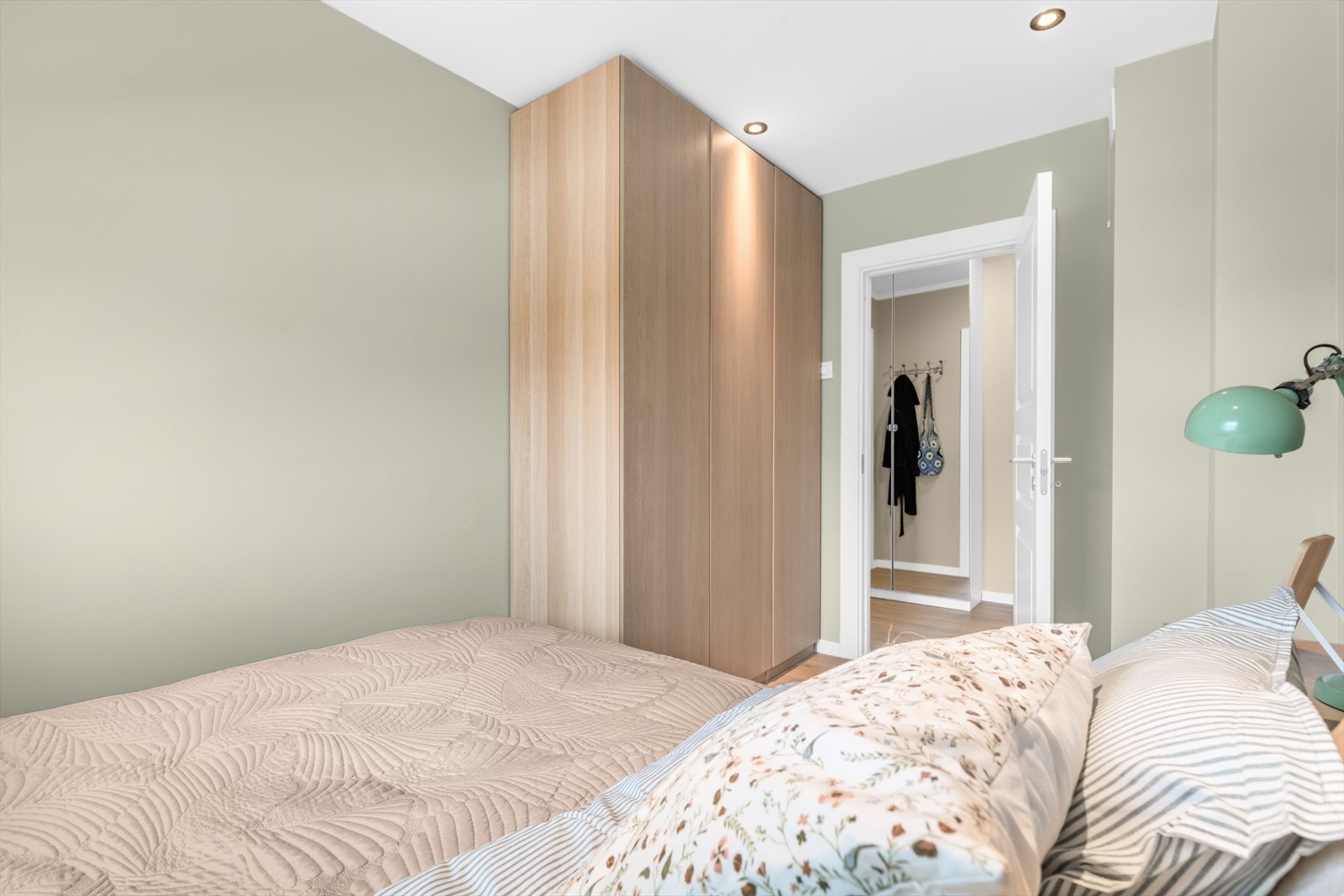 Gode oppbevaringsmuligheter for i klær i et romslig garderobeskap som medfølger Galleribilde