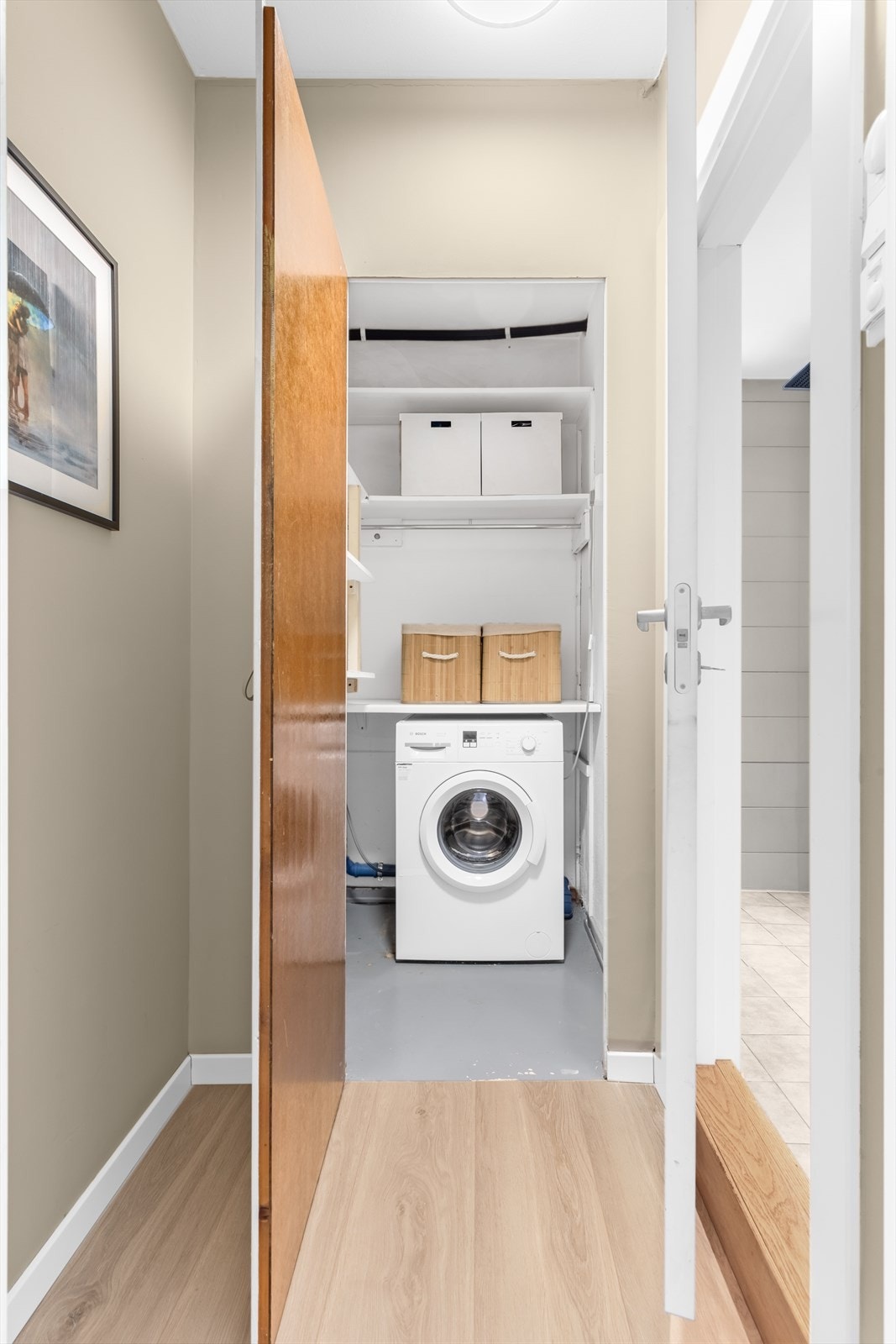 Praktisk bod med opplegg for vaskemaskin i tilknytning til badet Galleribilde