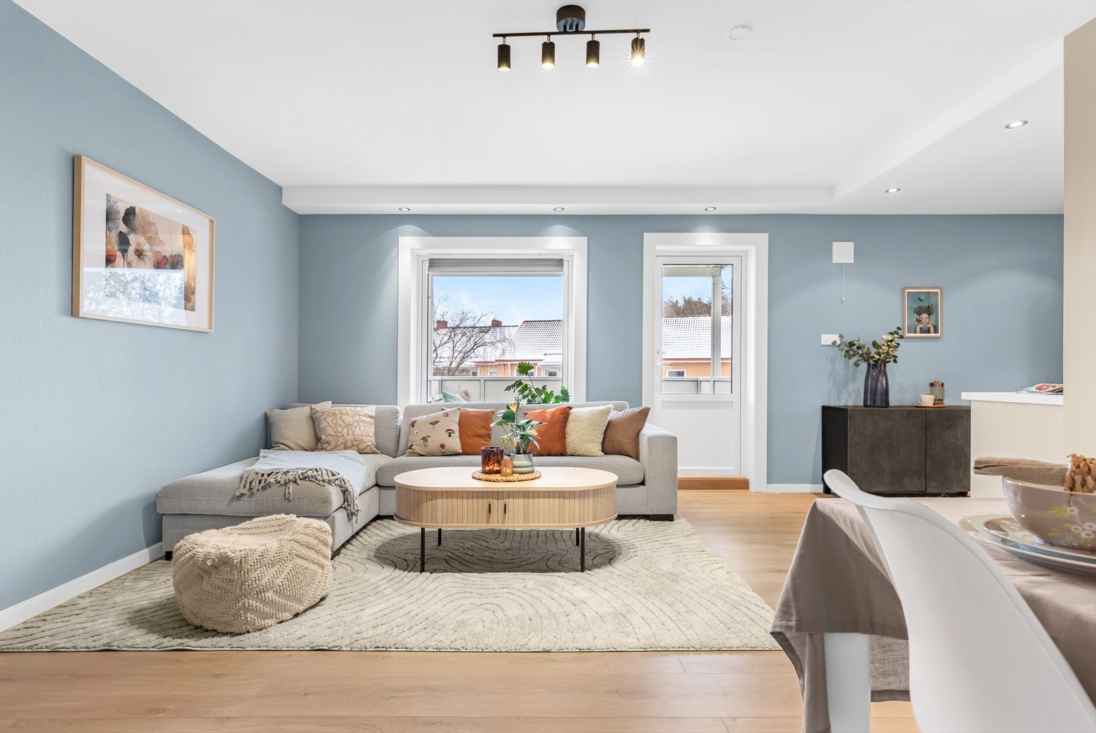 Det ble i 2023 lagt nytt laminatgulv i hele leiligheten Galleribilde