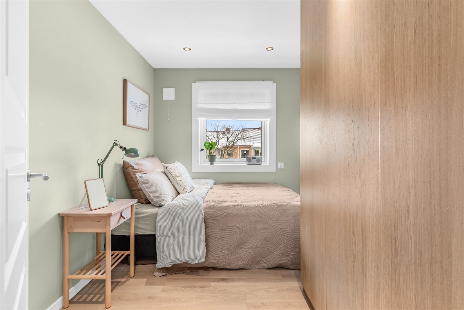 Soverommet er av god størrelse og har plass til dobbeltseng og tilhørende nattbord Galleribilde