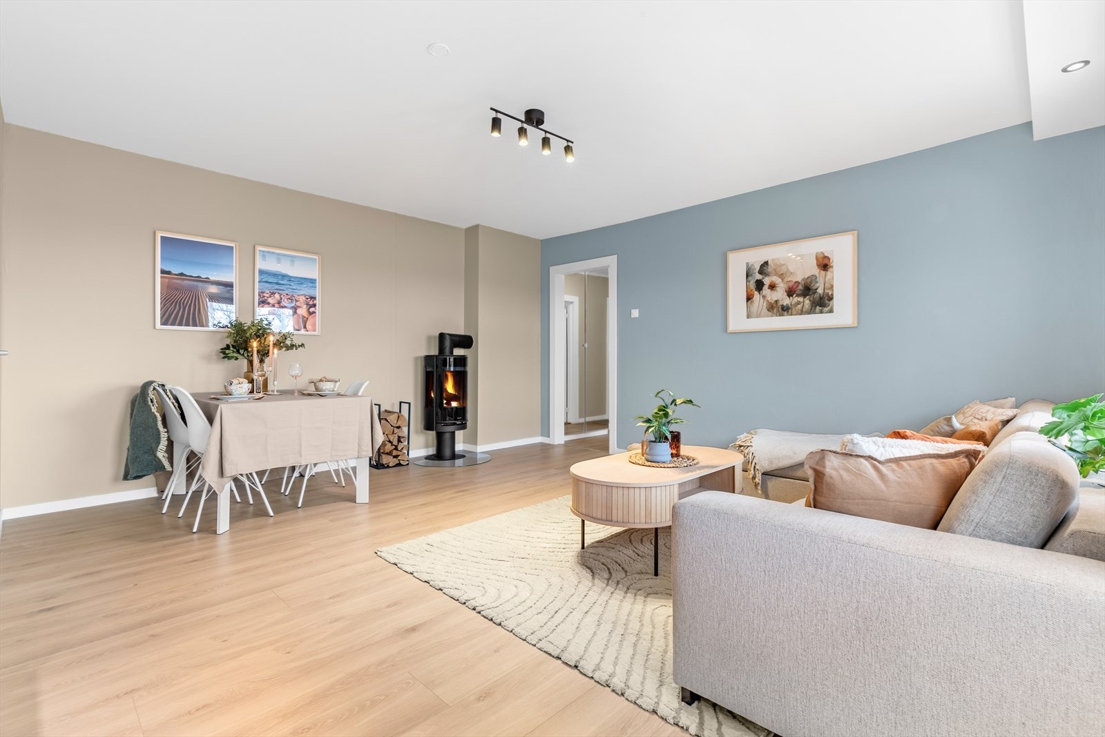 Et sosialt rom med plass til det du måtte ønske av spisebord og sofa med tilhørende tv-møblement Galleribilde