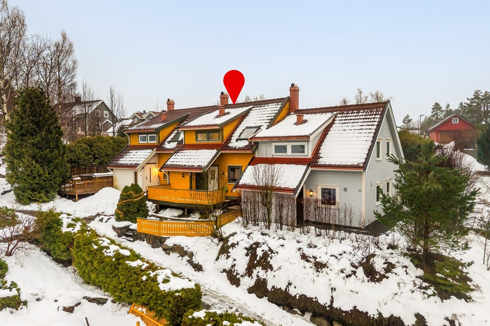 Praktisk terrasse på fremsiden av huset med utvendig bod. Kort vei ned til garasjeplass. Galleribilde