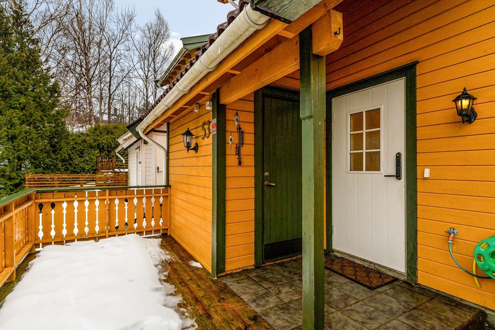 Terrasseplatting ved inngangsparti. Utvendig bod rett utenfor. Galleribilde