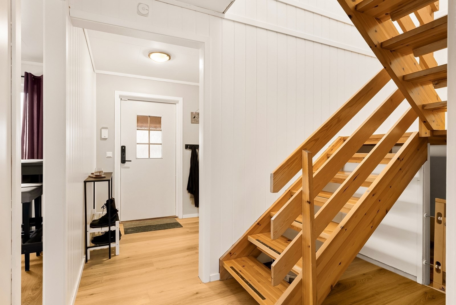 Praktisk lagring under trapp. Galleribilde