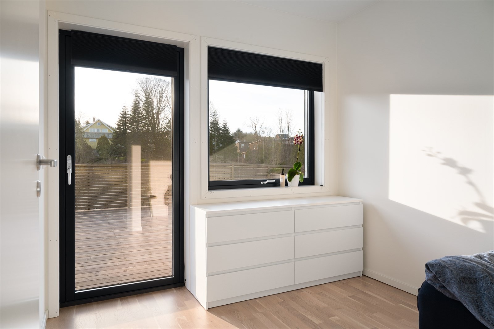 Herfra er det utgang til en stor hyggelig terrasse. Galleribilde