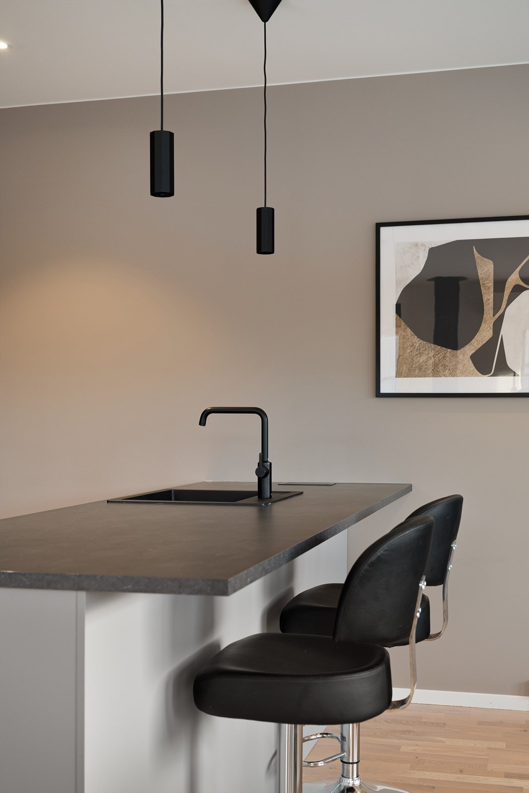 Kjøkken-halvøyen er både en god arbeidsstasjon og en god plass å legge frokosten. Galleribilde