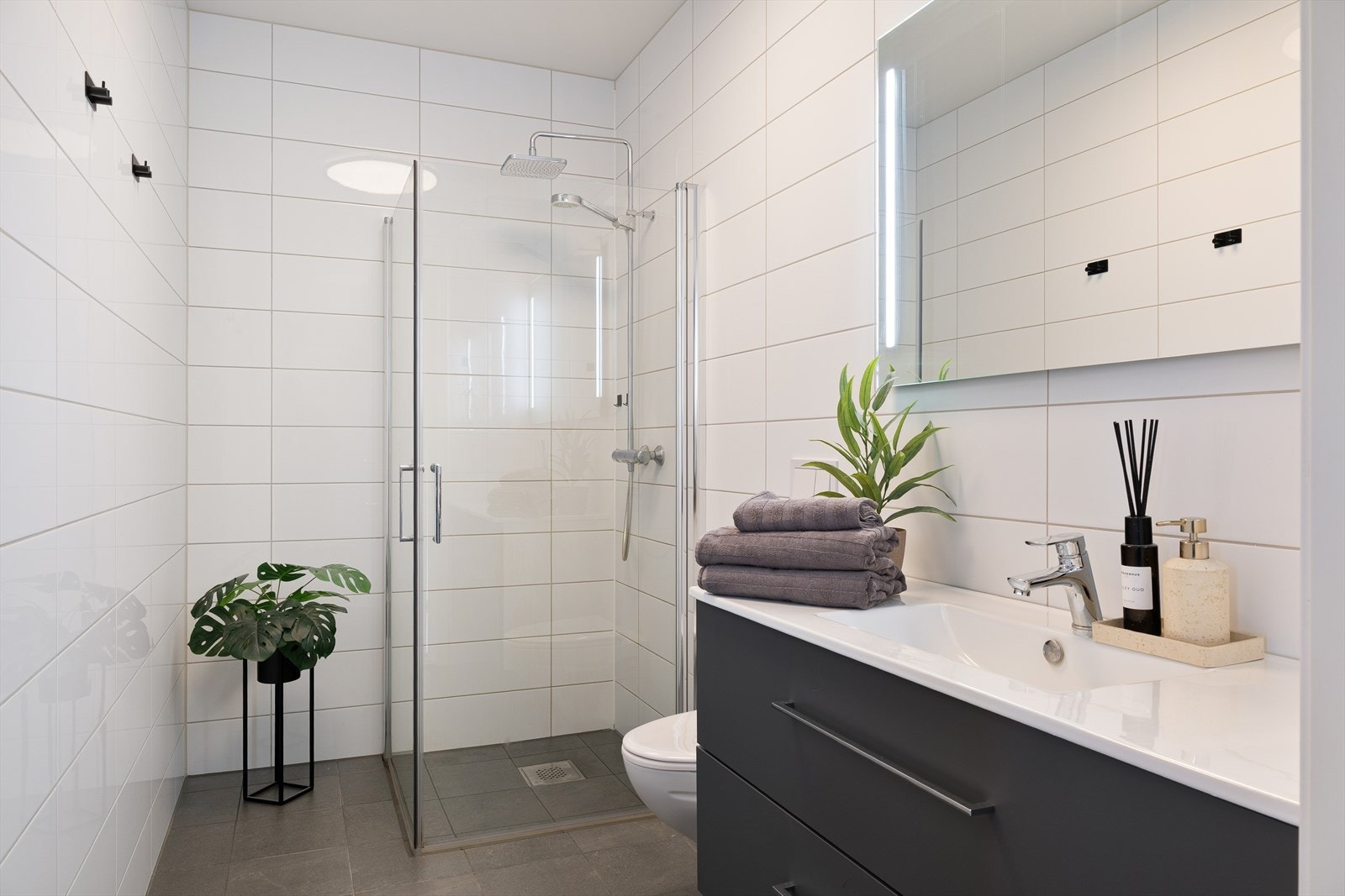 Fra soverommet er det tilkomst til eget bad med flislagte vegger og gulv. Galleribilde