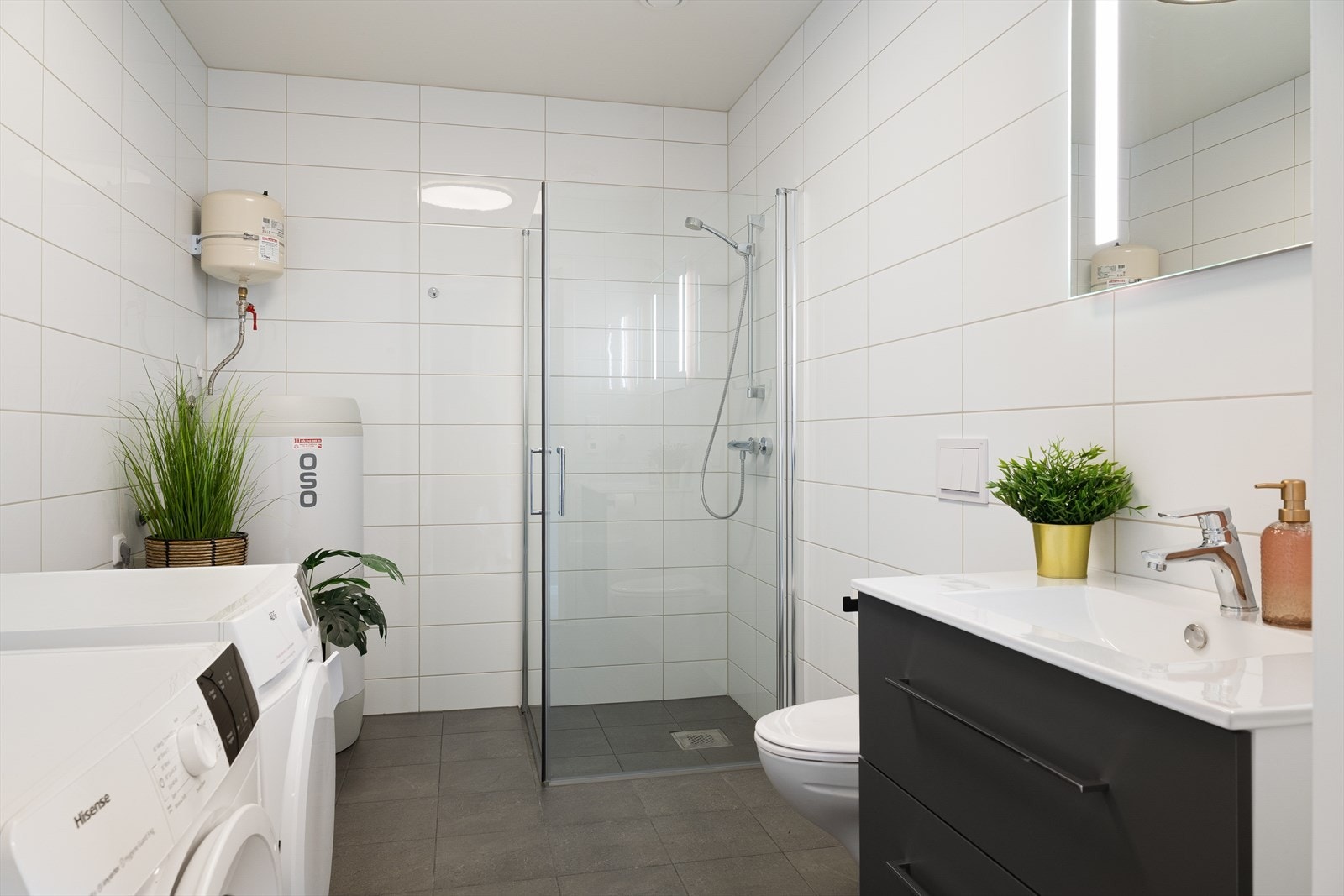 Badet nede har også fliser på vegger og gulv, samt varmekabler på gulv. Galleribilde