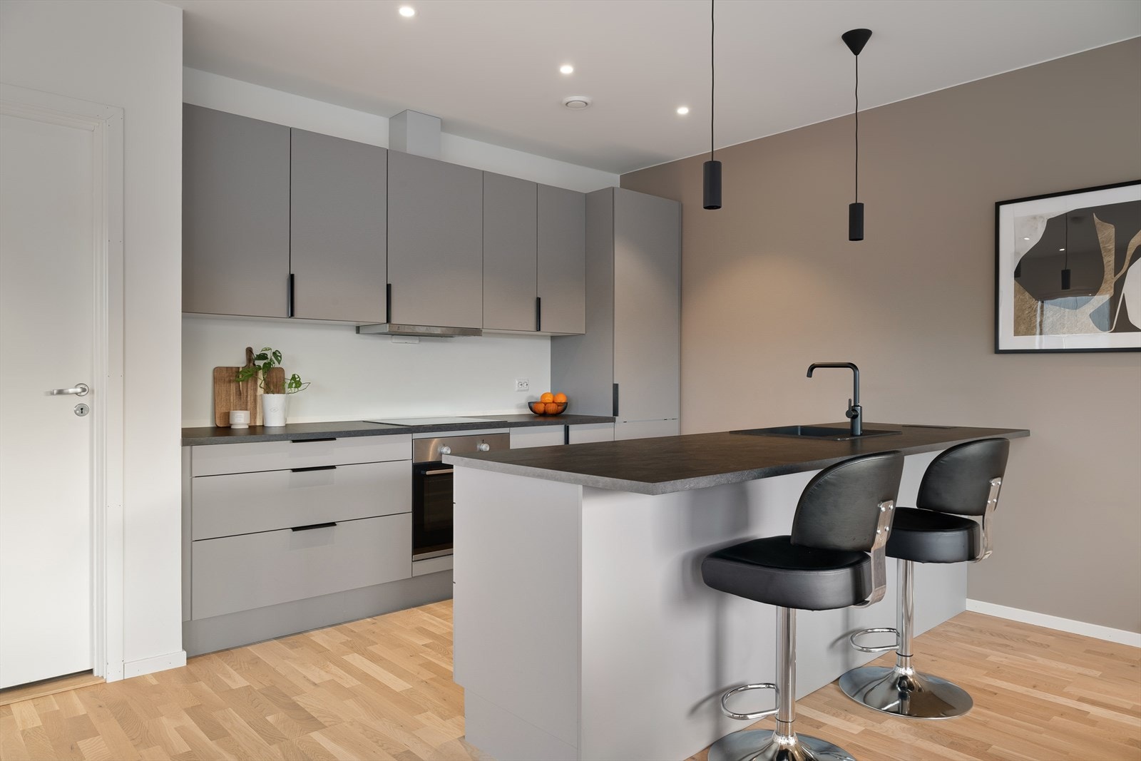 Stilrent kjøkken fra Aubo med integrert stekeovn, platetopp, oppvaskmaskin og kjøleskap. Galleribilde