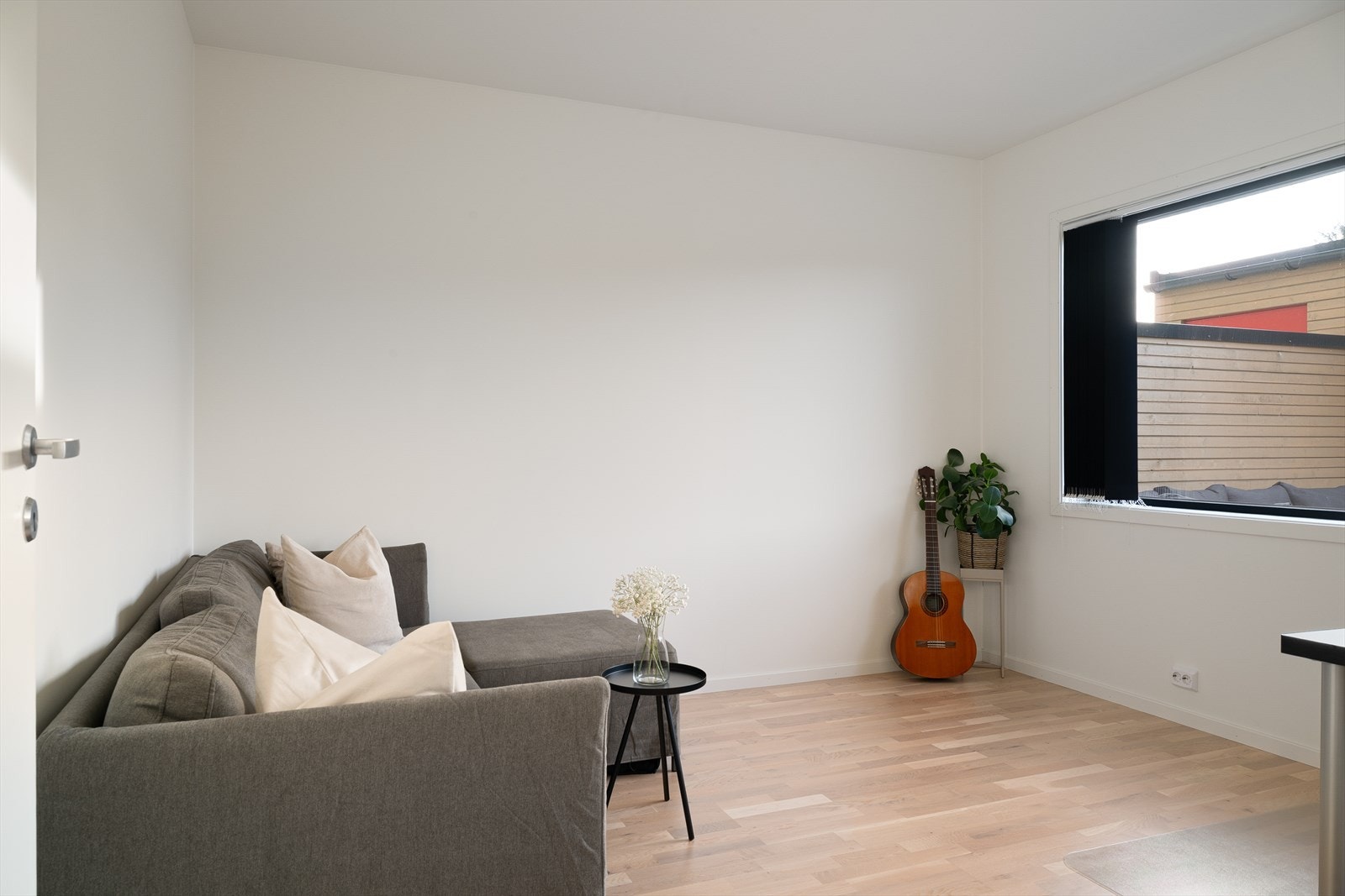 Soverom 2 er romslig og kan enkelt brukes som kontor, gjesterom eller barnerom. Galleribilde