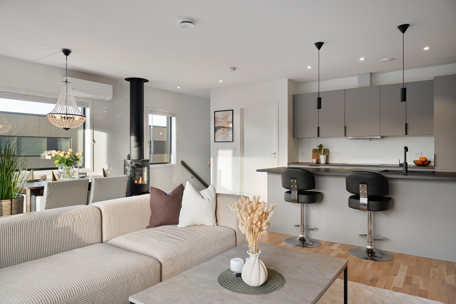 Stue og kjøkken har en praktisk og sosial åpen løsning. Galleribilde