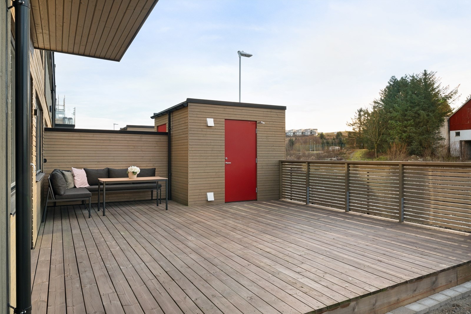 Terrassen er på 32 kvm og har god plass til utemøblement. Galleribilde