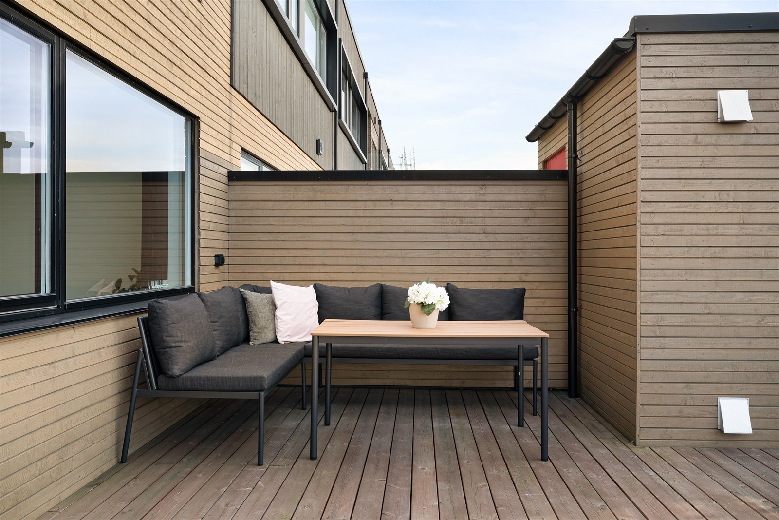 En lun og fin krok man kan nyte godt selskap på solfylte sommerdager. Galleribilde