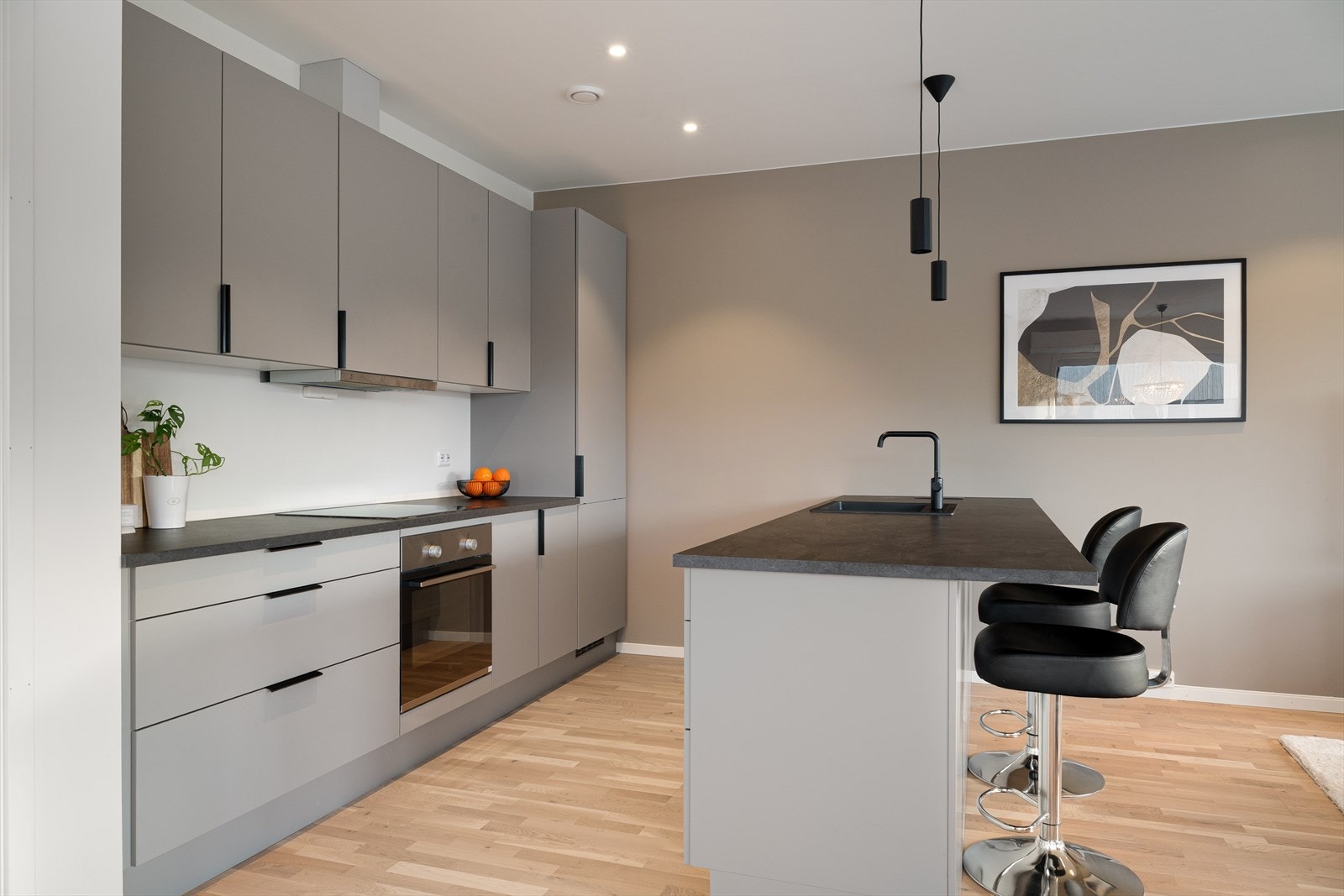 Her er det godt med benke- og oppbevaringsplass. Galleribilde