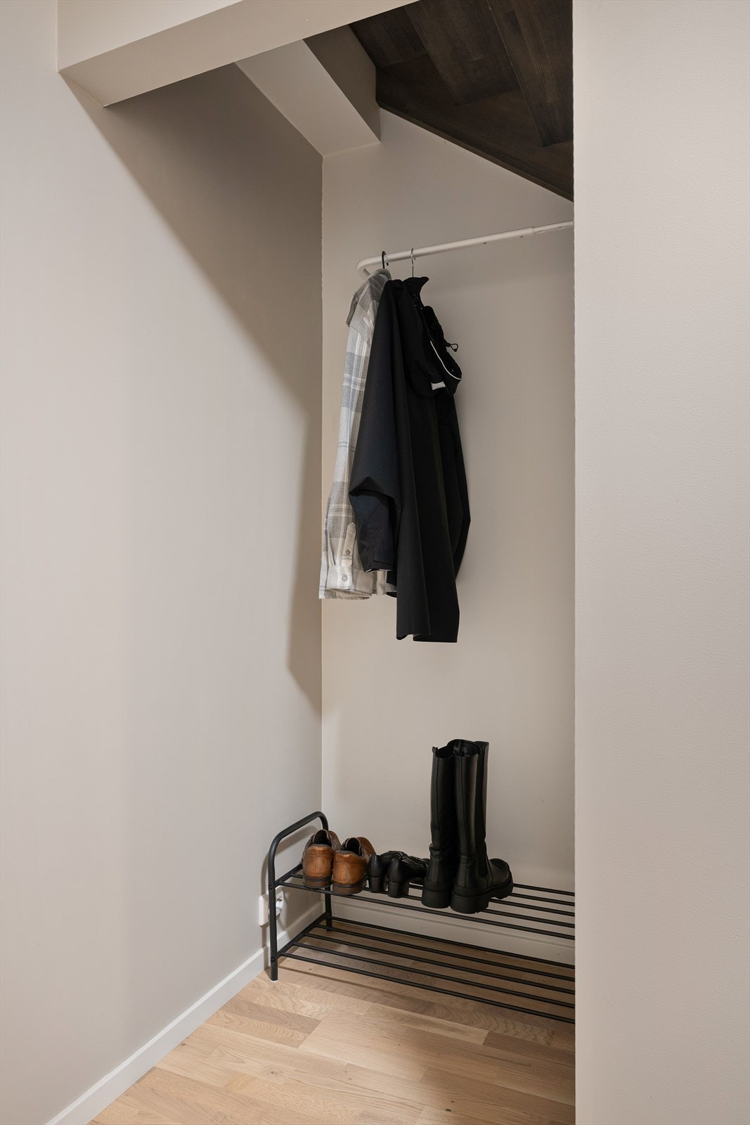 Praktisk plass til yttertøy og oppbevaring under trapp. Galleribilde