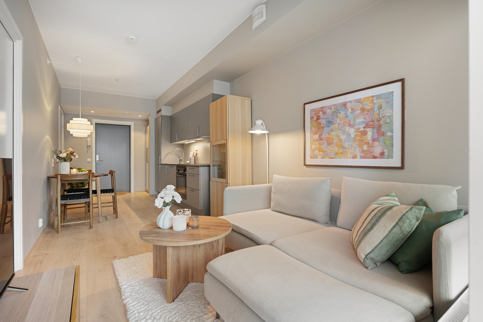 EiendomsMegler 1 ved Fredrik Nygård Flønes har gleden av å presentere Kirkeringen 6! Foto: Krogstad og Nervik, (Ekatarina Krogstad) Galleribilde