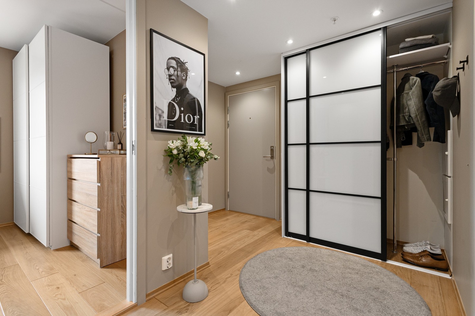 Entréen gir et godt førsteinntrykk av boligen. Galleribilde