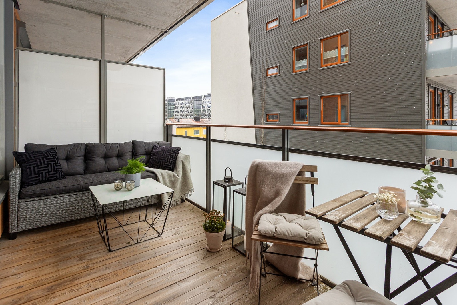 Uteplassen byr på gode solforhold på sommerhalvåret med sol fra ca. 13:00 til 20/21:00 i følge selger. Galleribilde