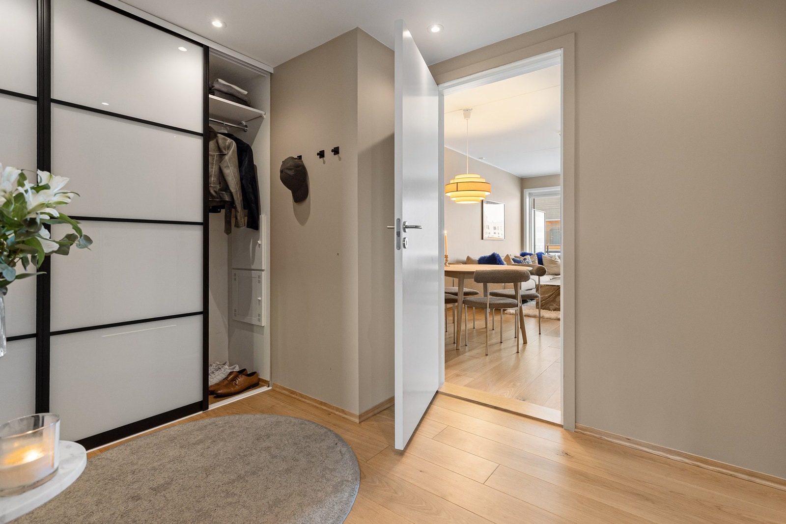 Romslig skyvedørsgarderobe blir stående. Av ekstern lagring medfølger kjellerbod på 5 kvm. Galleribilde