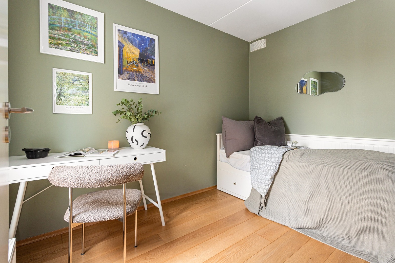 Soverom to er plassert innenfor stuen. Galleribilde