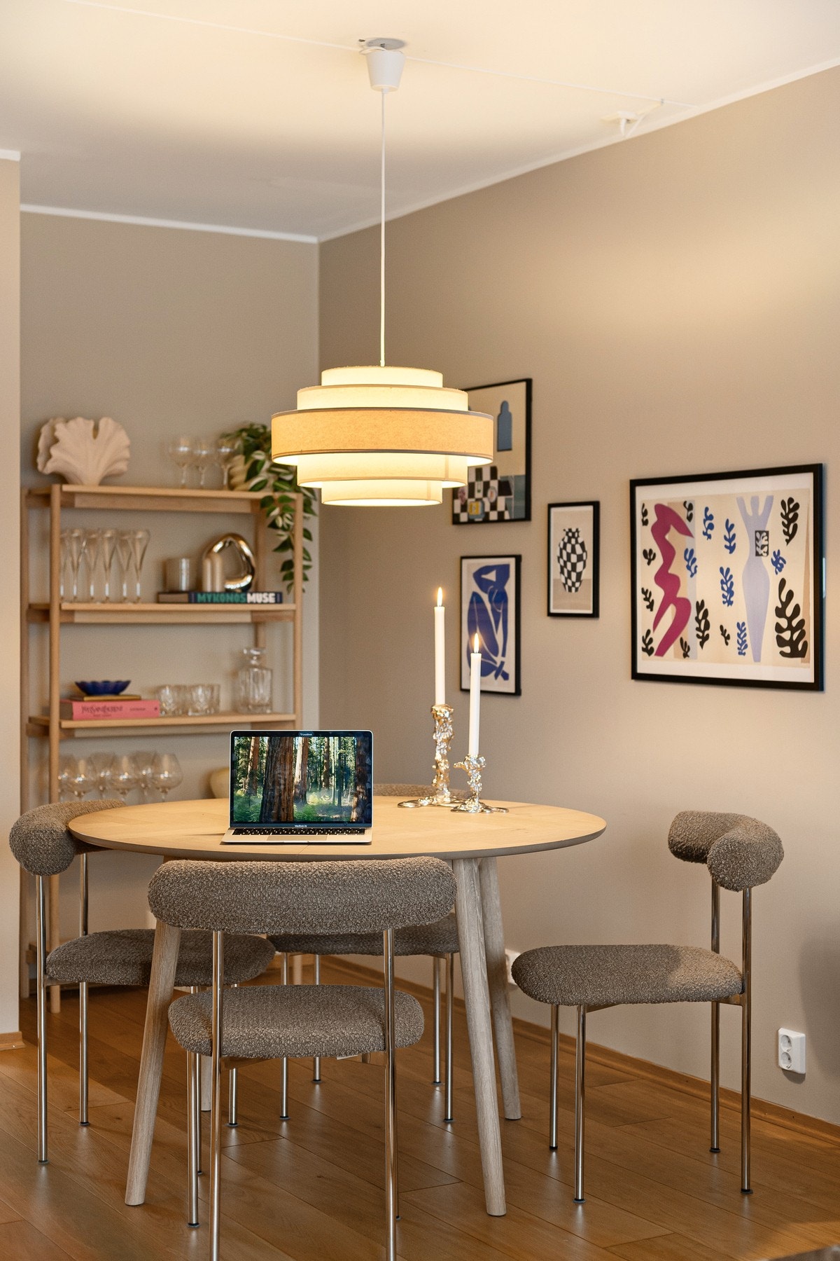 Inviter inn til hyggelige sammenkomster og gode middager. Galleribilde