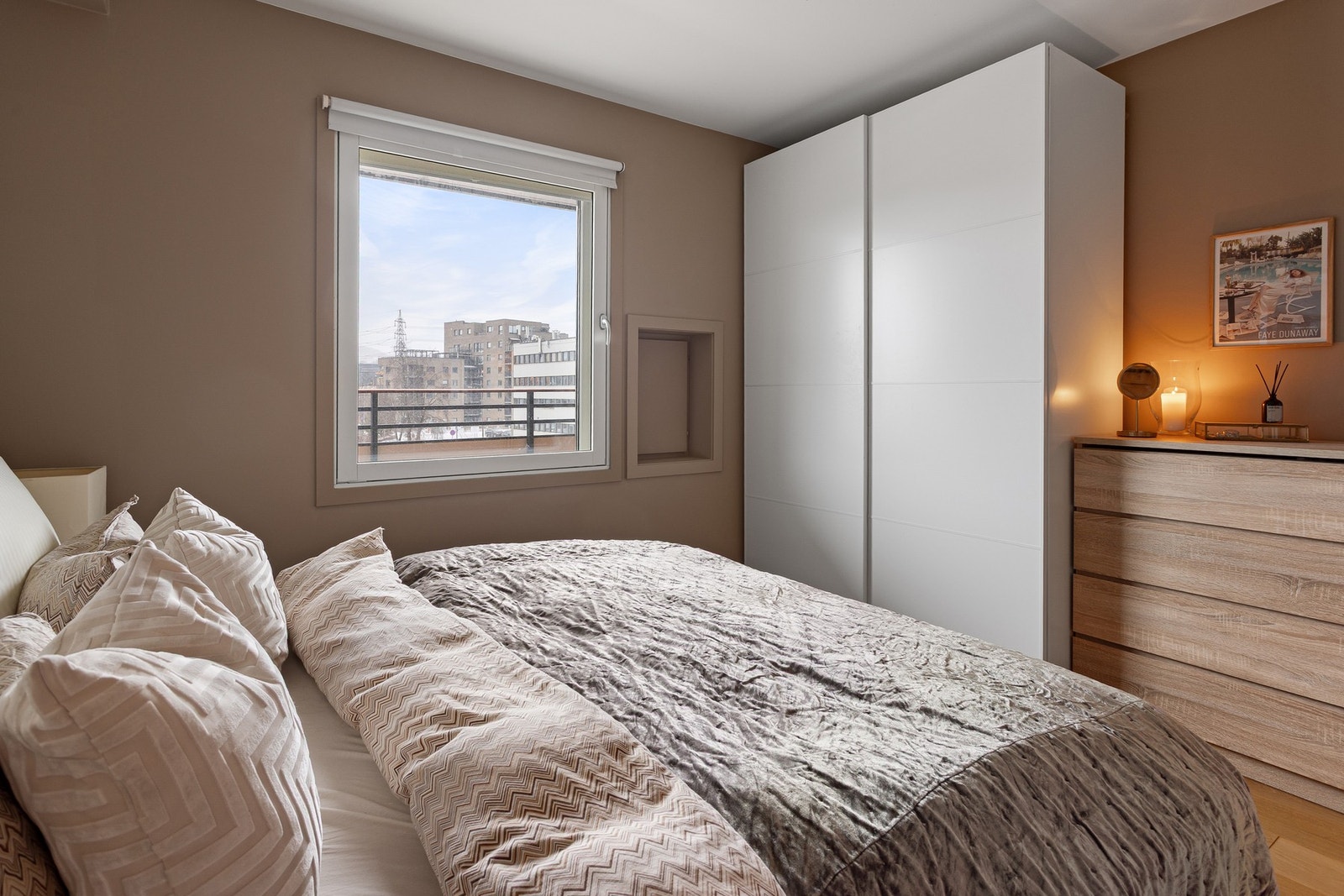 Skyvedørsgarderoben medfølger, i tillegg til at det er god plass til ytterligere oppbevaring. Galleribilde