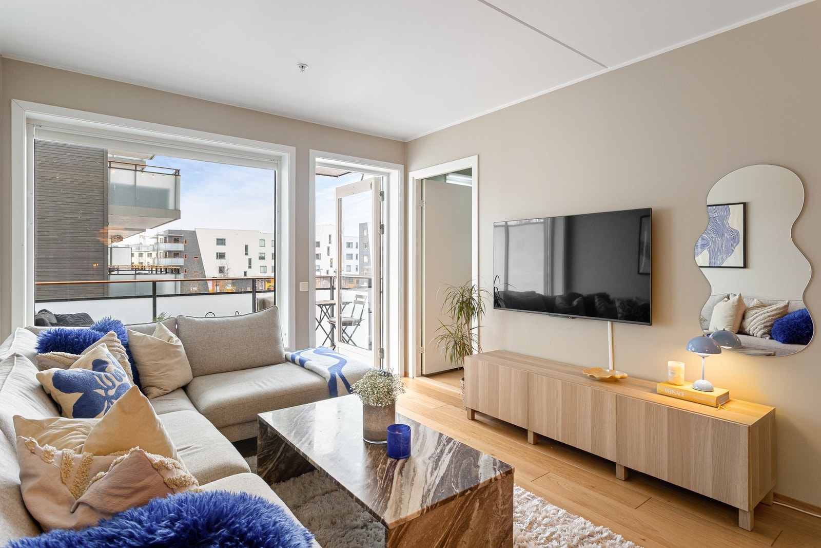 Oppholdsrommet har fin plass til sofa, salongbord og tilhørende mediemøblement. Galleribilde