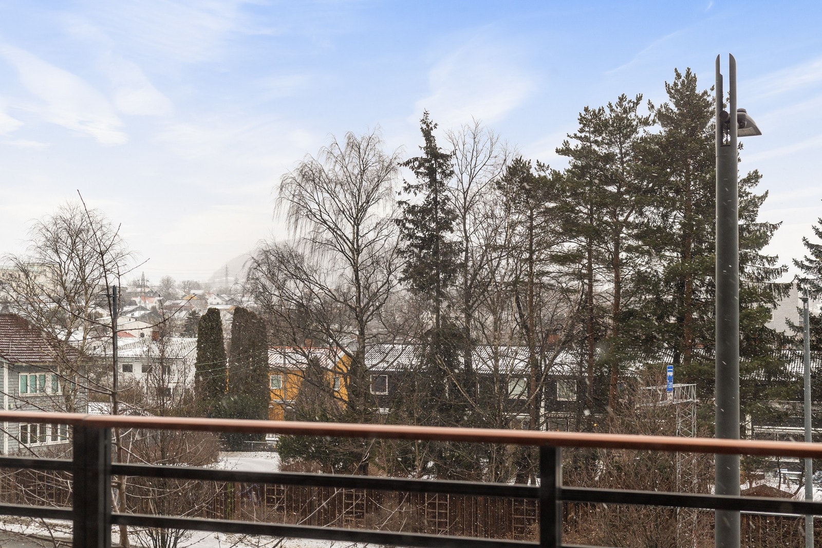 Hyggelig utsyn mot frodige omgivelser. Galleribilde