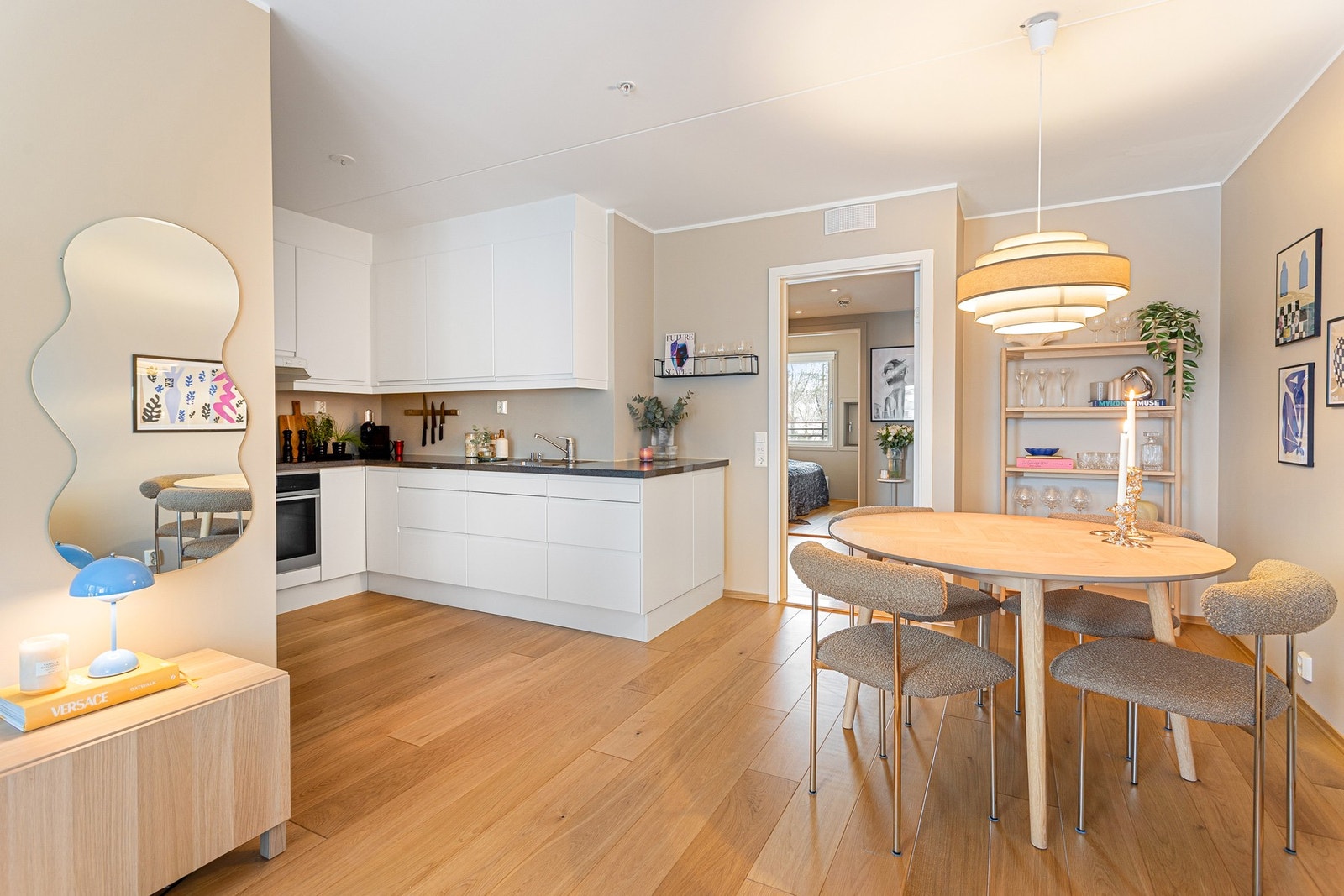 Mellom stue og kjøkken er det naturlig sone for plassering av spisebord. Galleribilde