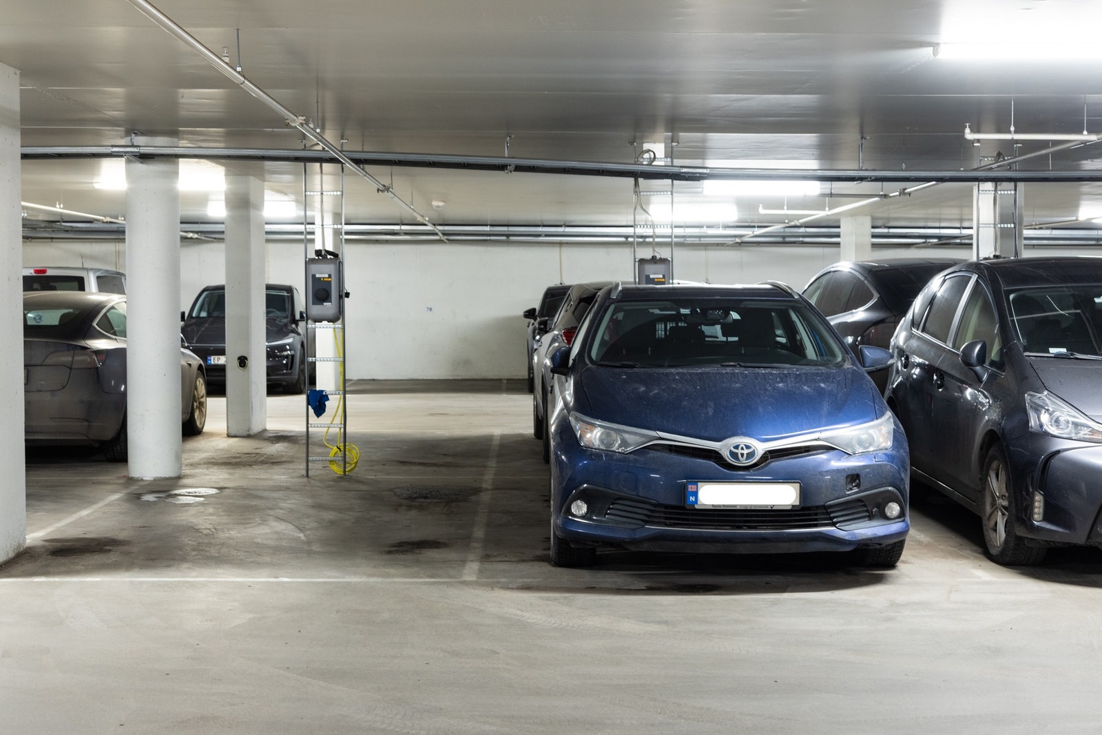 Med boligen er det bruksrett til parkeringsplass i felles garasjeanlegg. Galleribilde