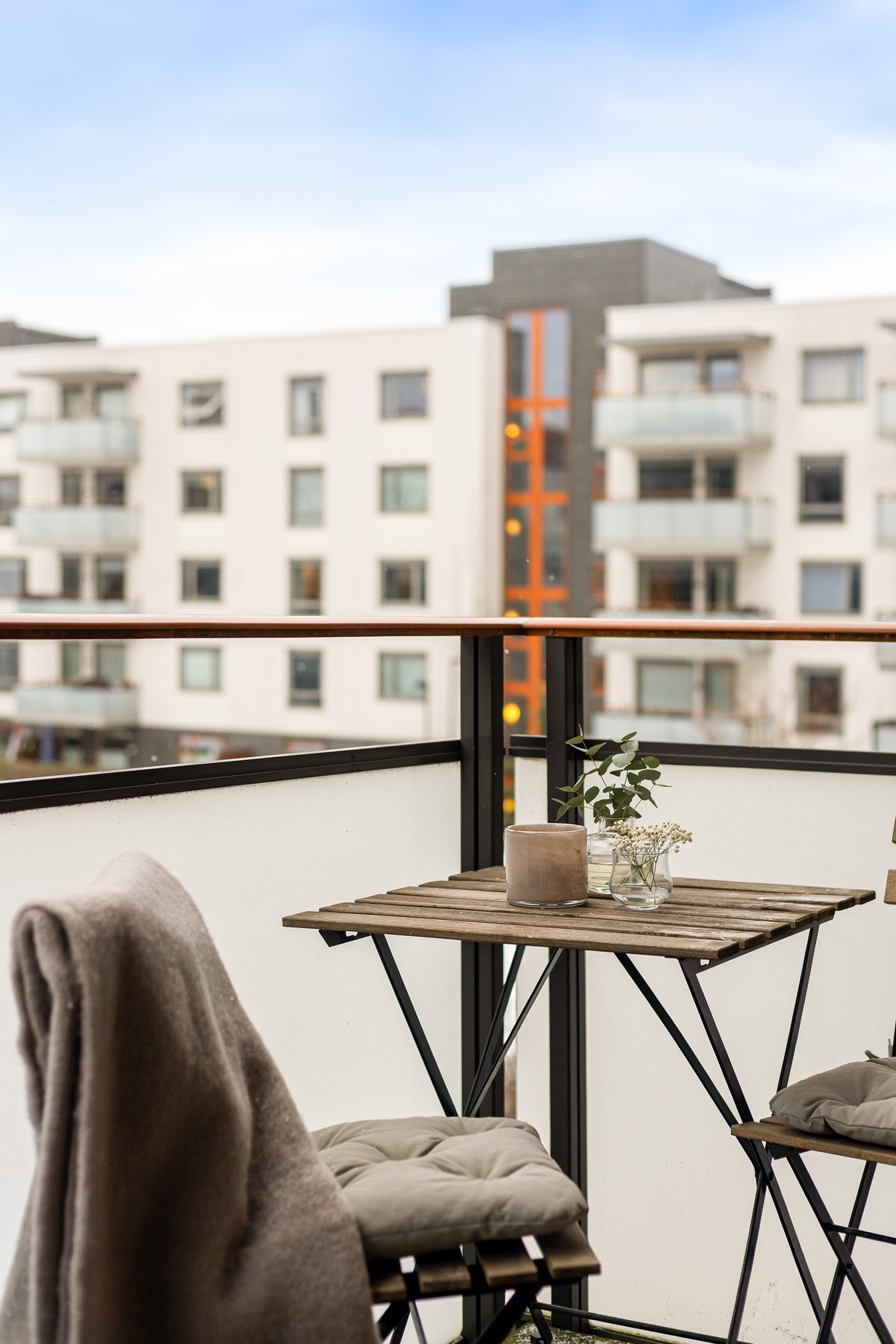 Med sine 7 kvm byr balkongen på godt med plass til møblement, beplantning og grill. Galleribilde