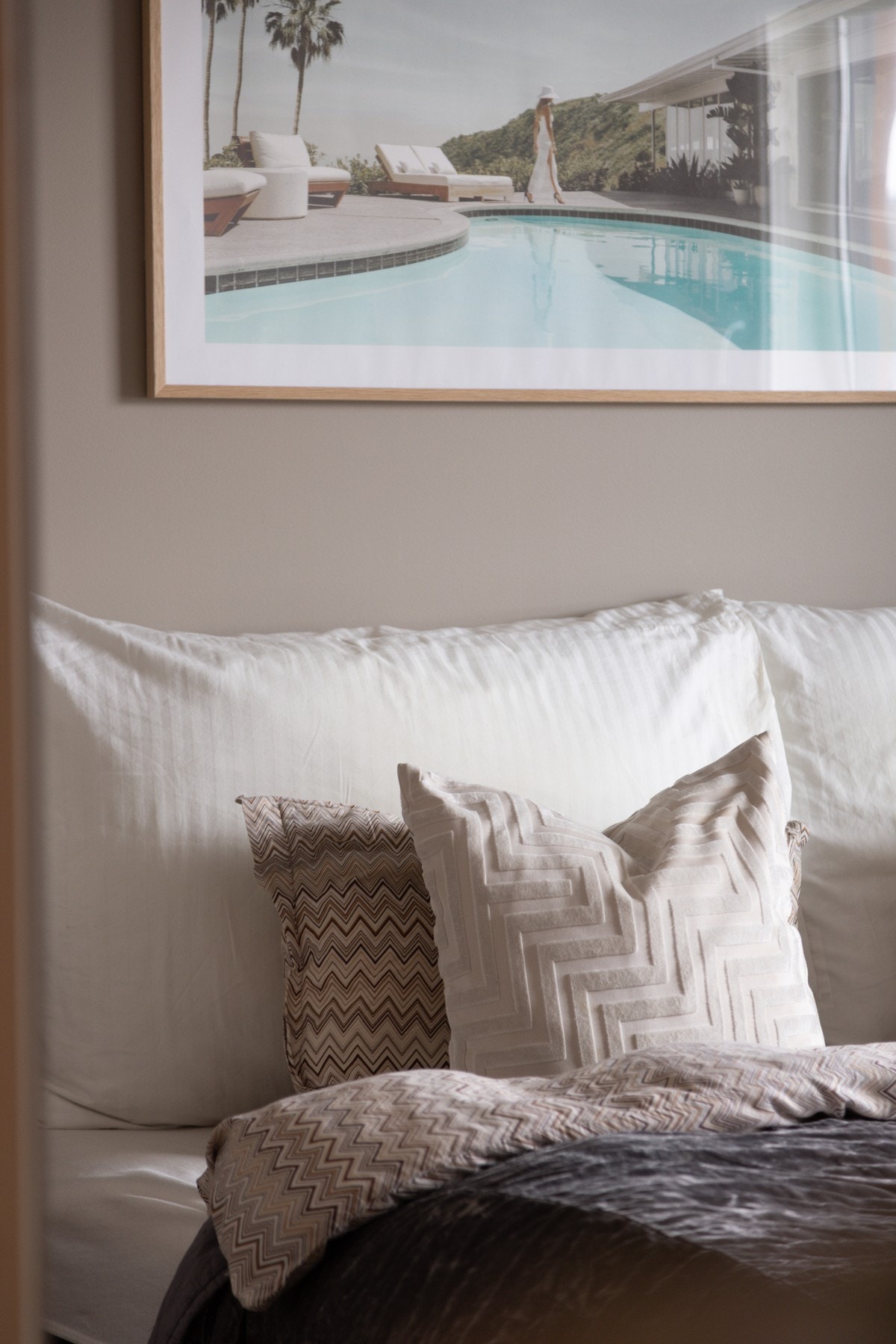 Hovedsoverommet har fin plass for dobbeltseng og tilhørende nattbord. Galleribilde