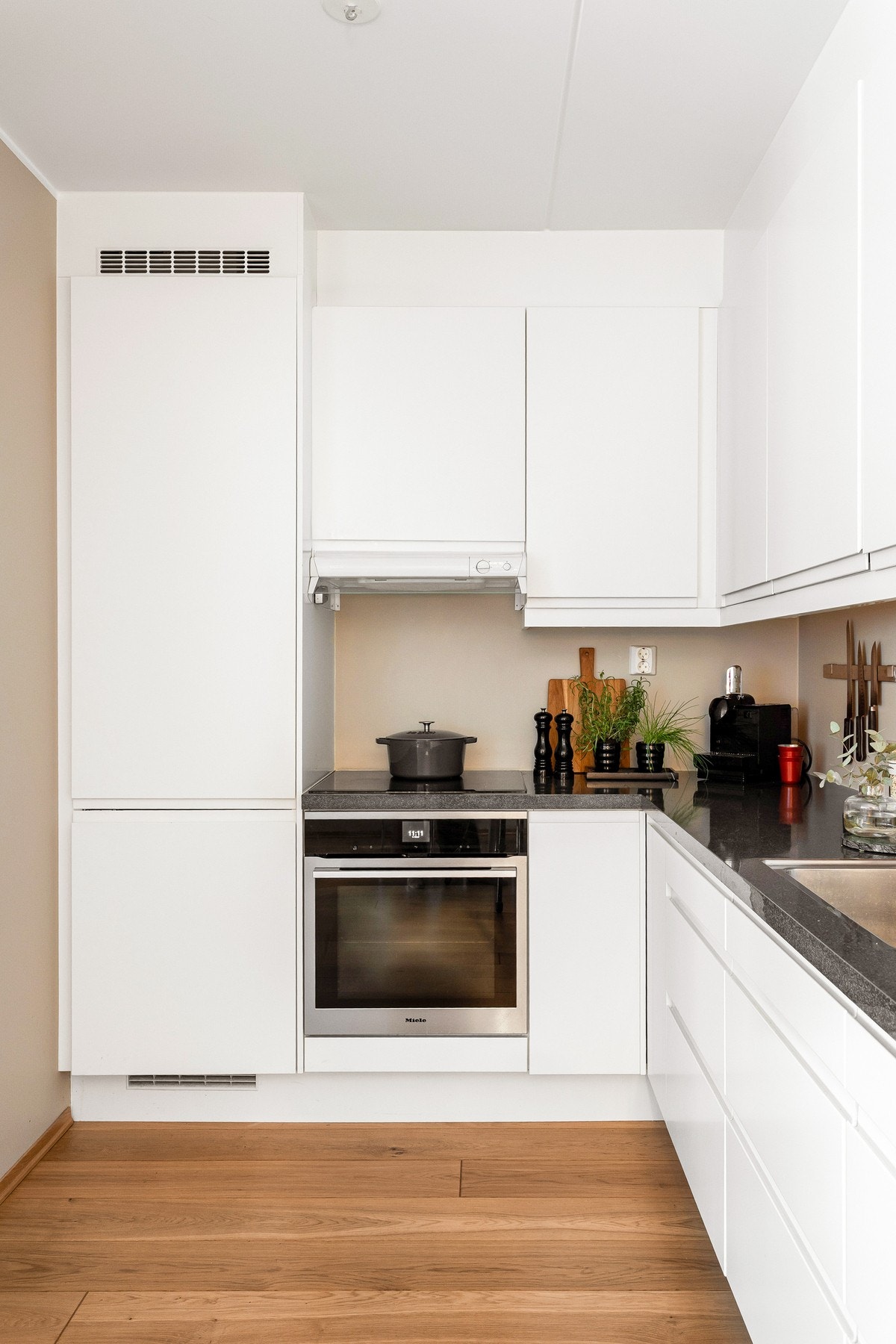 Videre er det benkeskapsbelysning og stikkontakter under overskap. Galleribilde