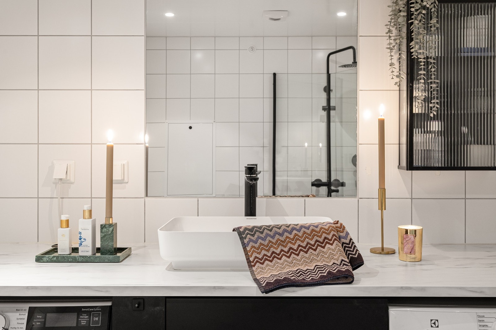 Innredningen består av servant på underskuffer og speil med overbelysning. Galleribilde