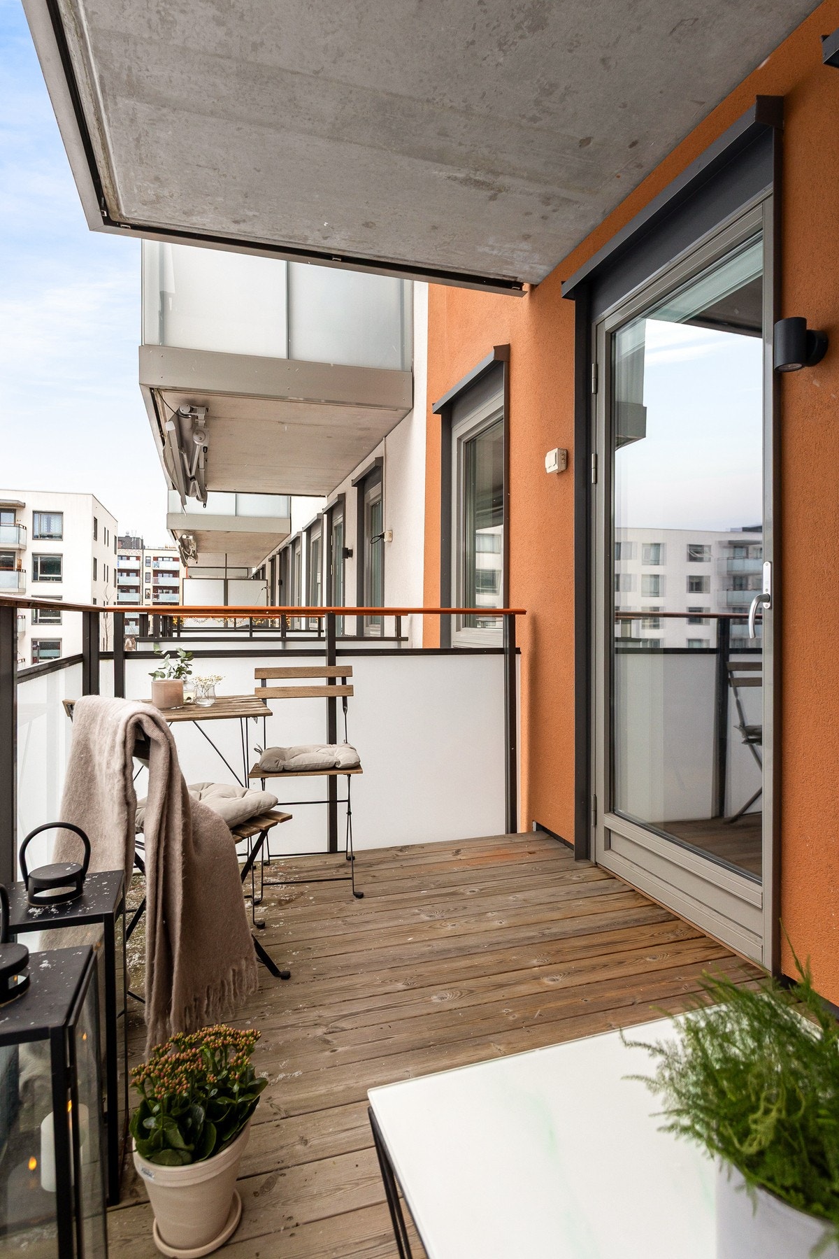 På sommerstid vil uteplassen oppleves som en ekstra stue, hvor balkongdøren for det meste vil stå åpen. Galleribilde