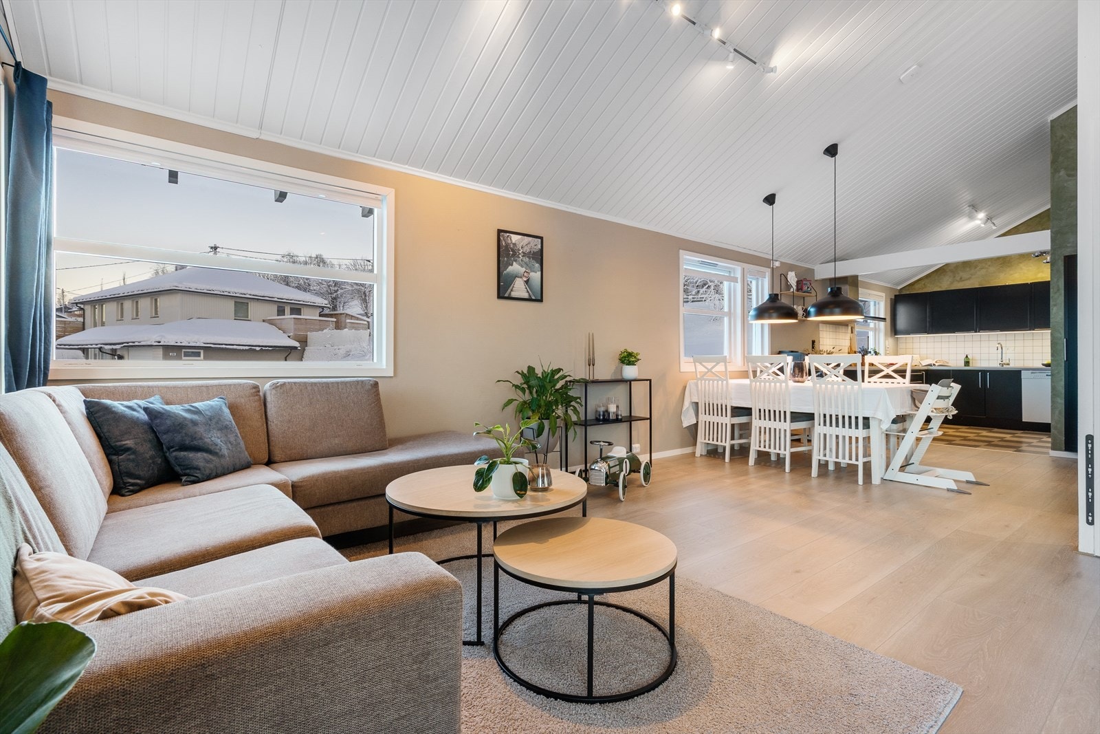 Rolig og skjermet beliggenhet i Trollvika, med naturen og sjøen tett på Galleribilde