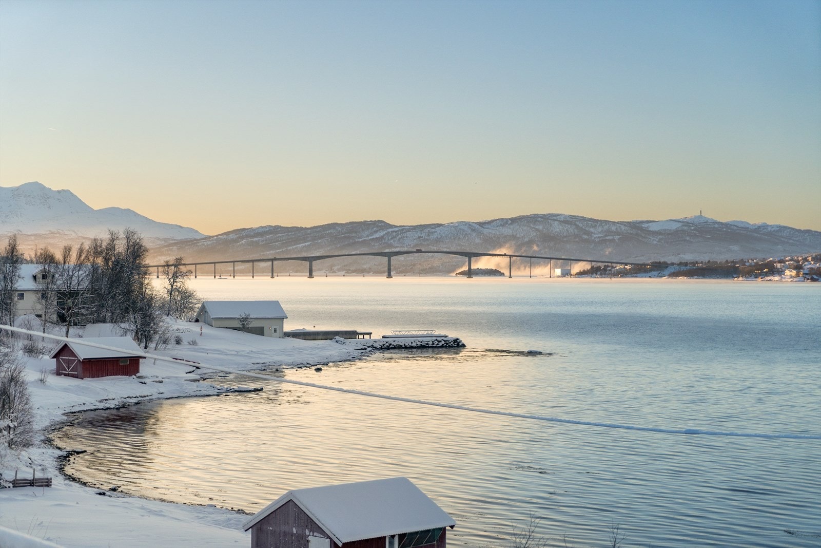 Usjenert utsikt over Gisundet og over til Senja Galleribilde