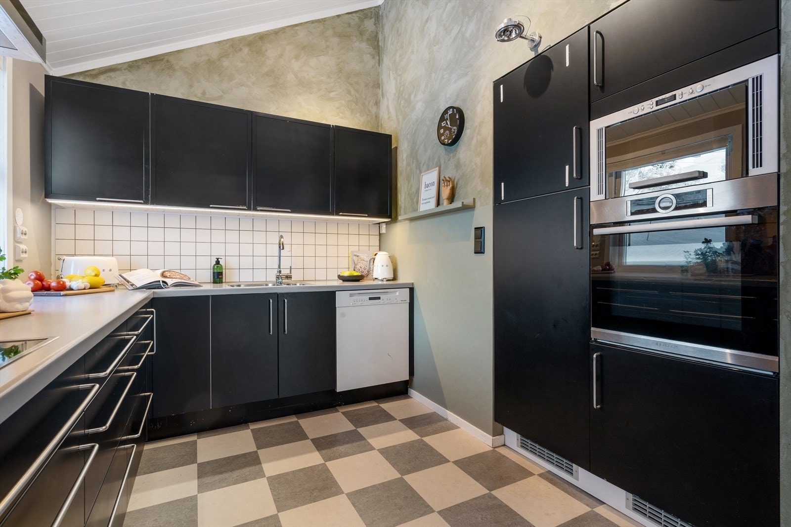 Kjøkkenet er foliert og lakket i sort av nåværende eier, og gir rommet et moderne uttrykk Galleribilde