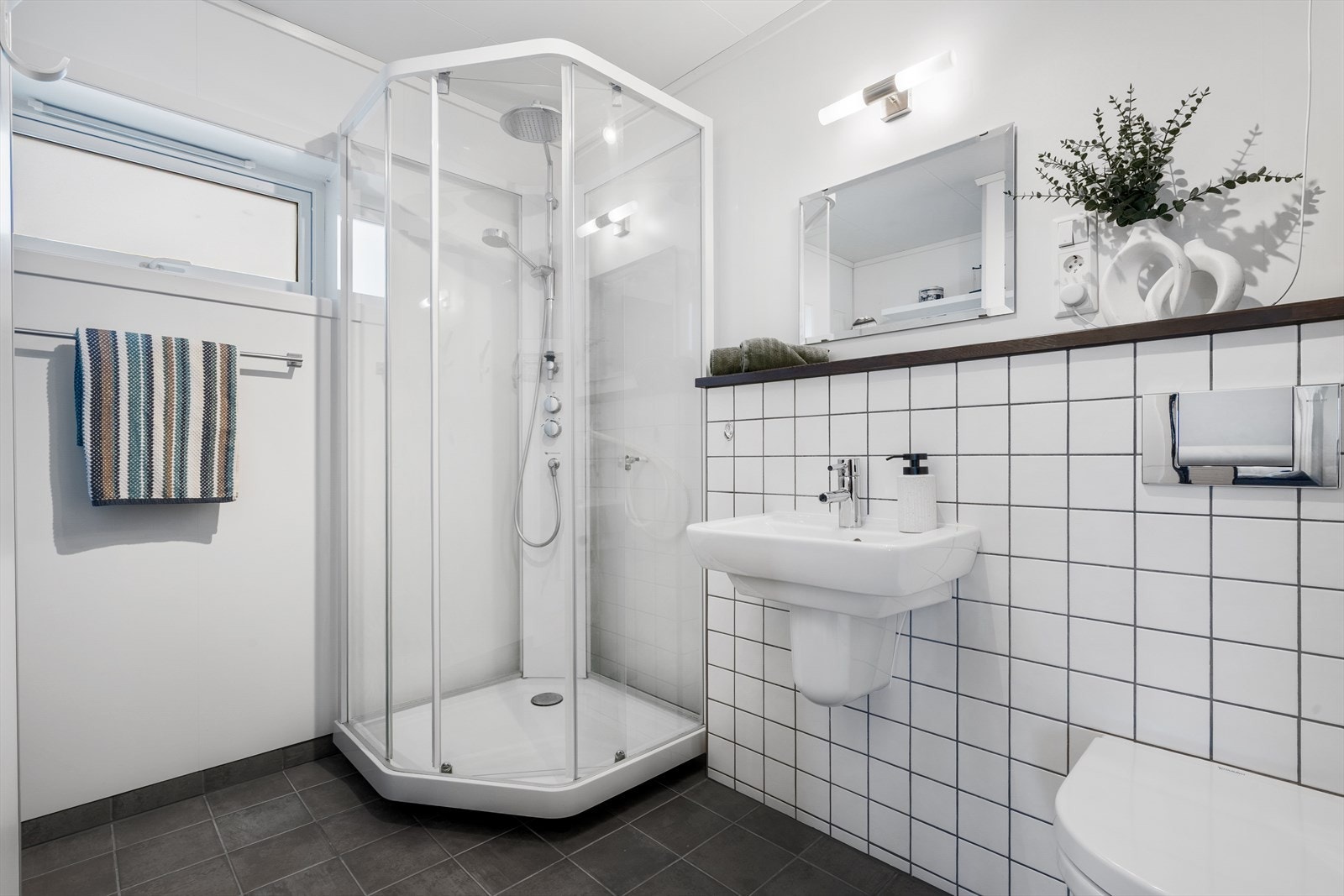 Fullverdig bad i underetasje med dusjkabinett Galleribilde