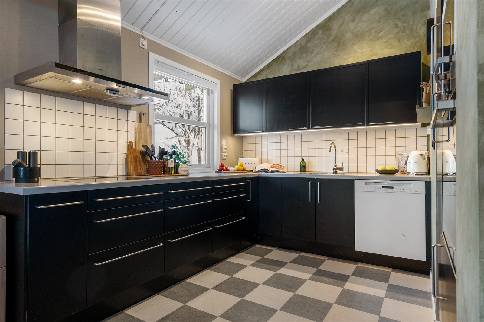 Kjøkken og stue i åpen løsning, perfekt for både hverdag og gjester Galleribilde