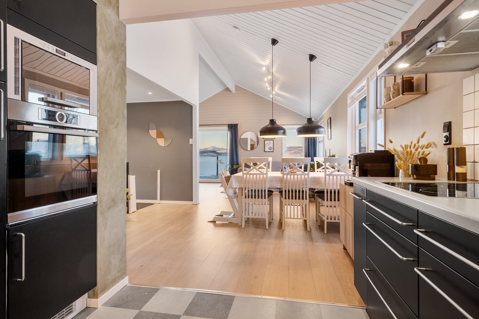 God plass til spisebord og hyggelige måltider samlet Galleribilde