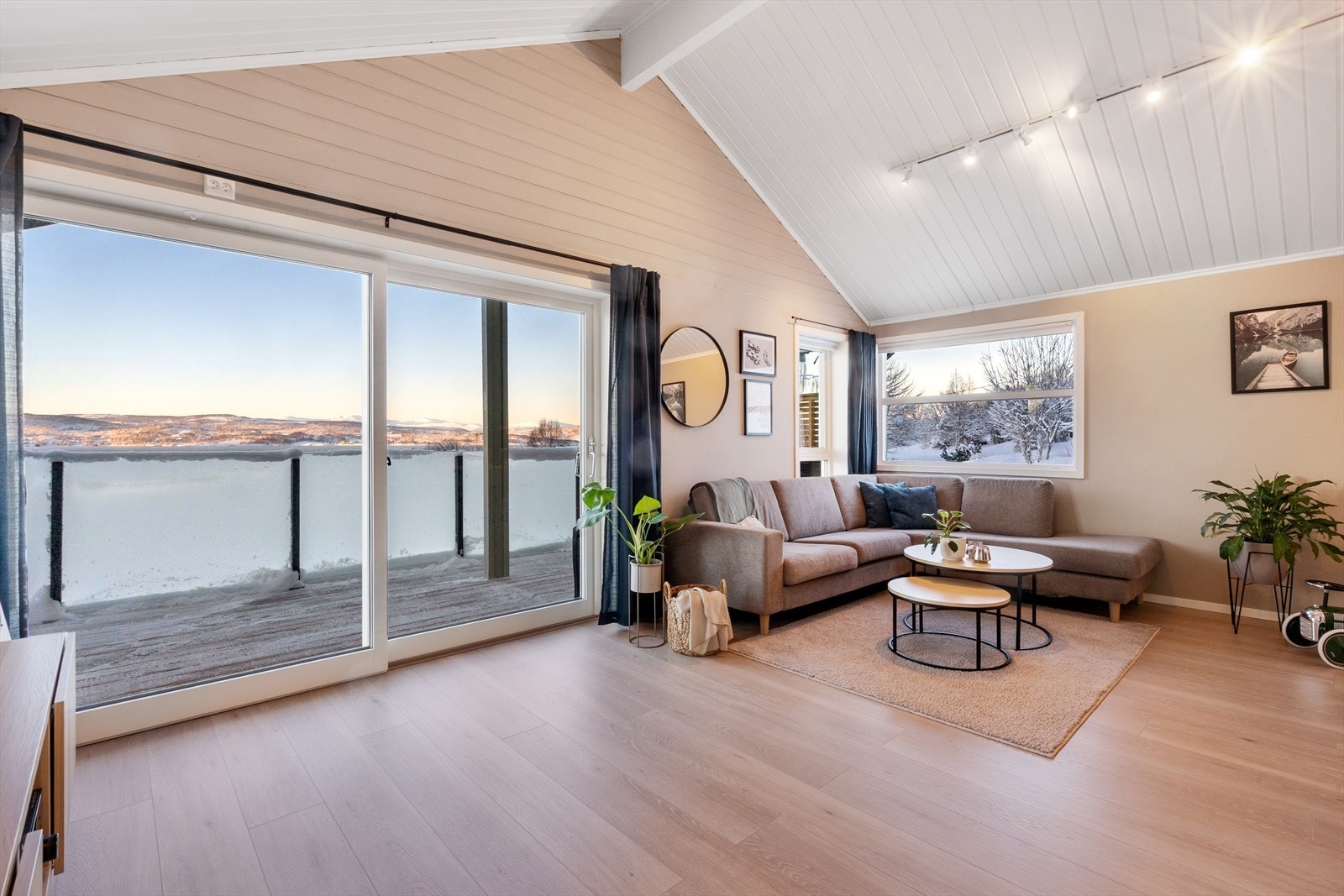 Direkte utgang til veranda og sommerens beste uteplass Galleribilde