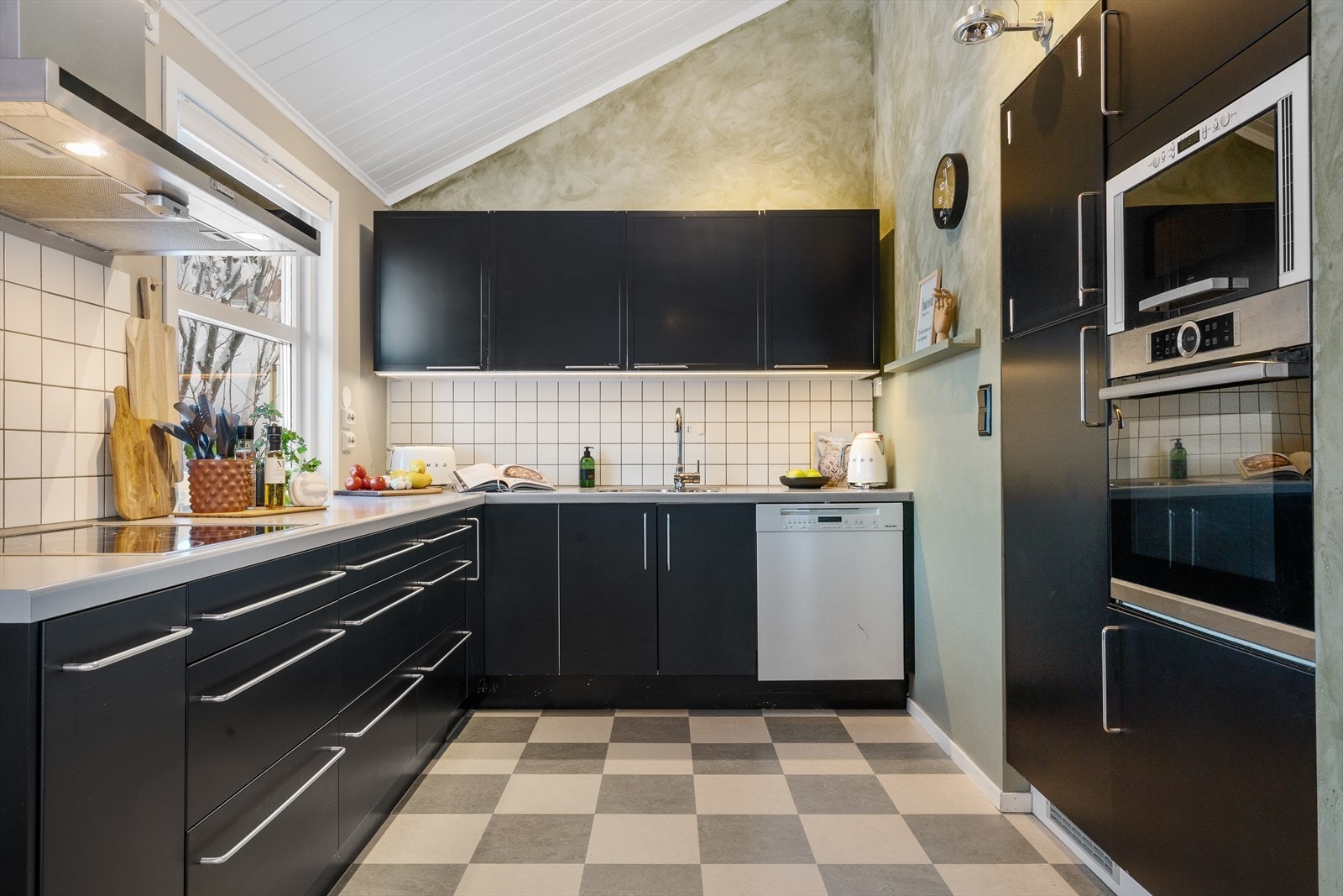 Kjøkkeninnredning fra IKEA med god skap- og benkeplass Galleribilde