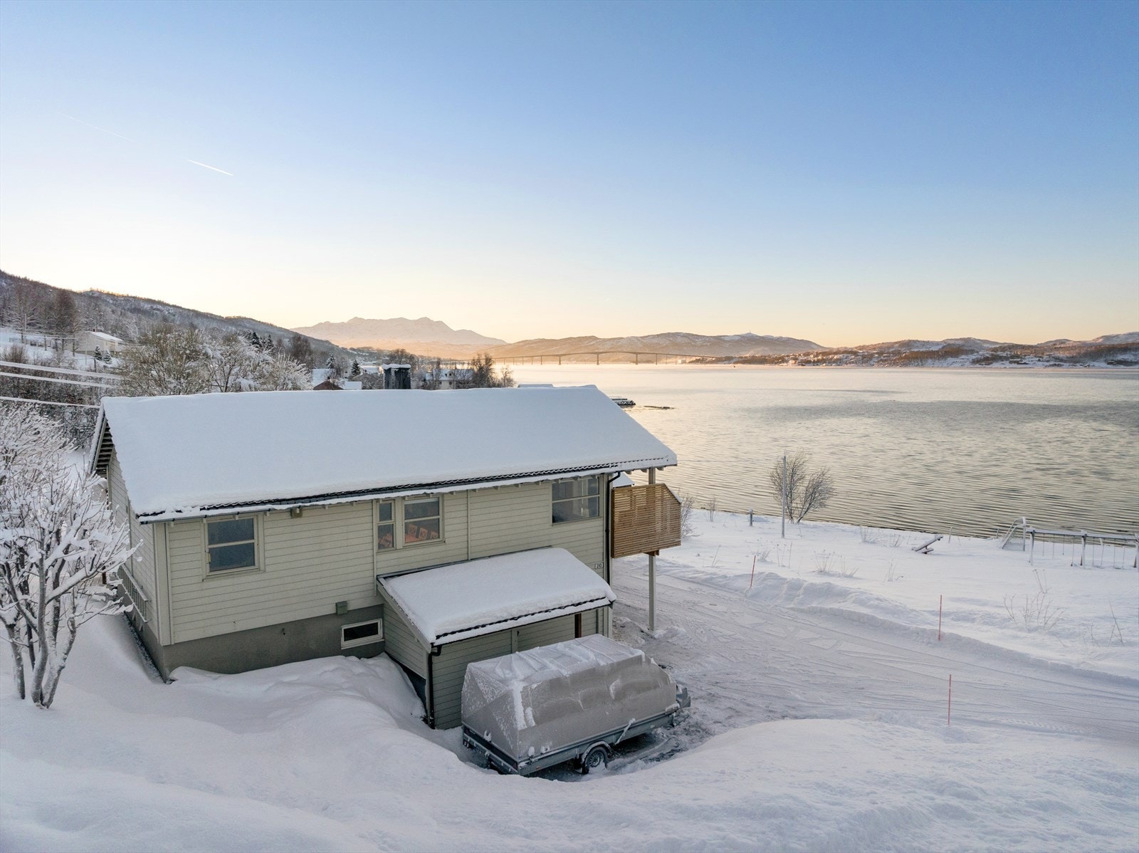 En sjelden beliggenhet der sjø, utsikt og ro danner rammen rundt hverdagen Galleribilde